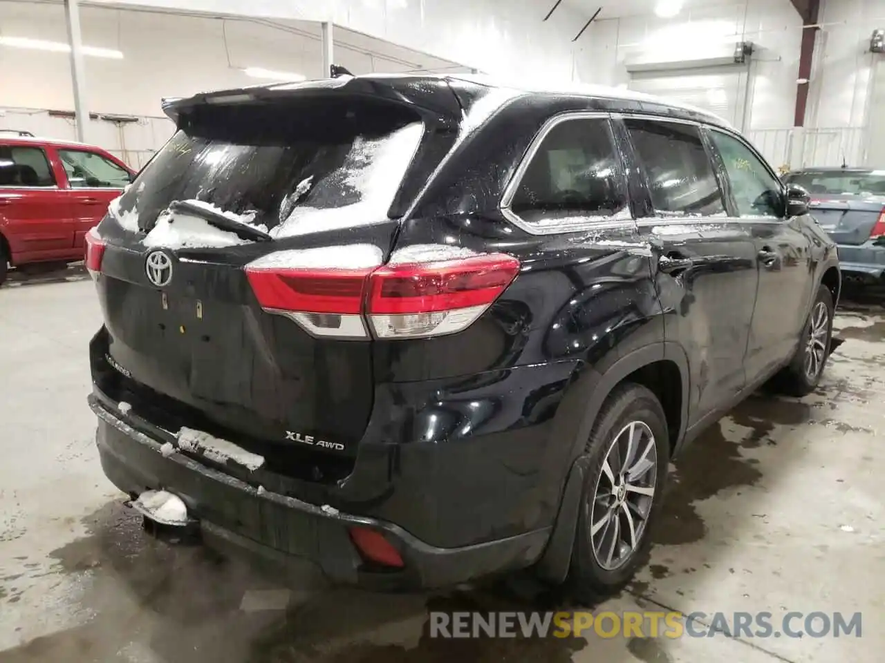 4 Photograph of a damaged car 5TDJZRFH9KS625914 TOYOTA HIGHLANDER 2019