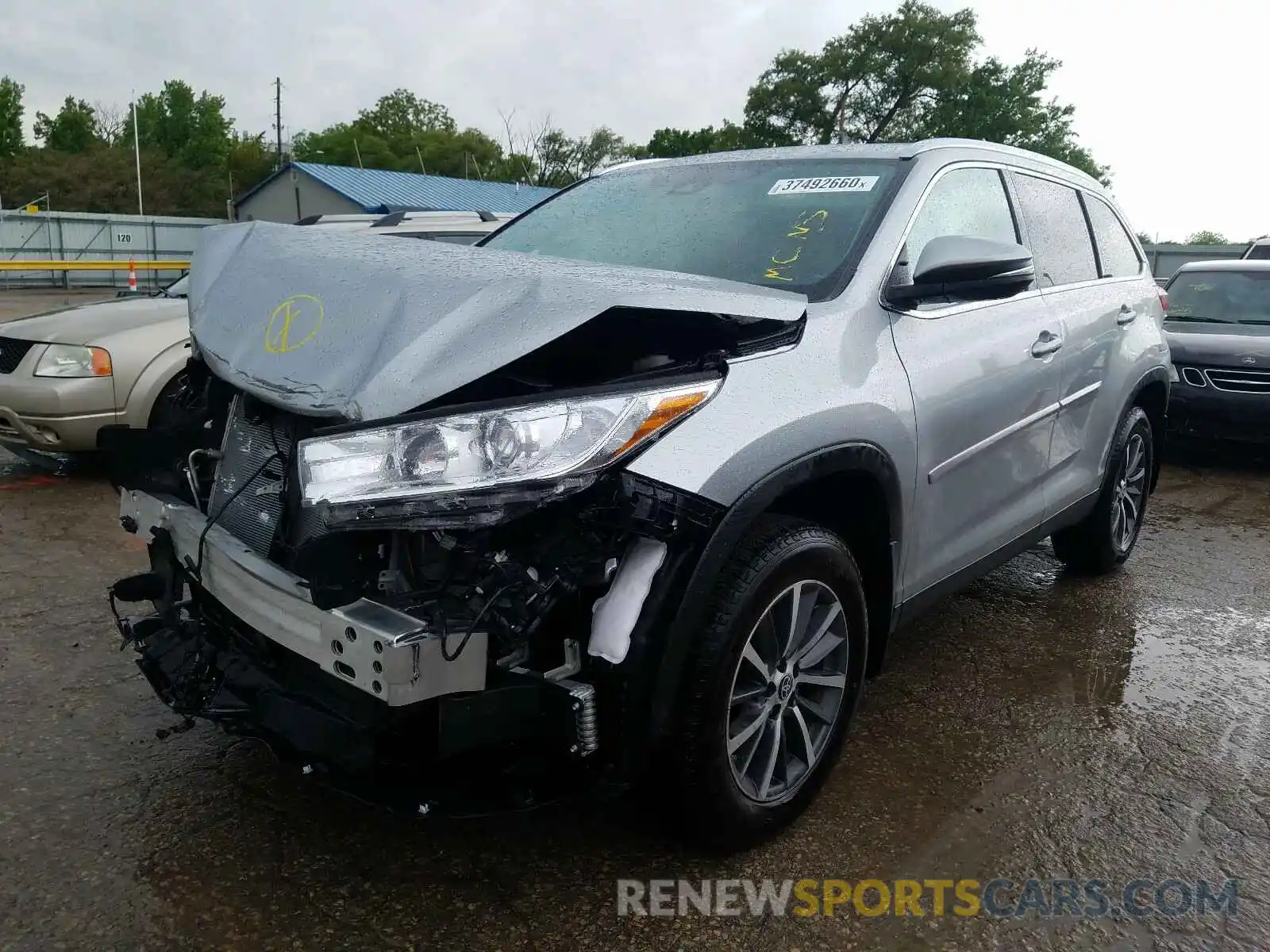 2 Photograph of a damaged car 5TDJZRFH9KS626805 TOYOTA HIGHLANDER 2019