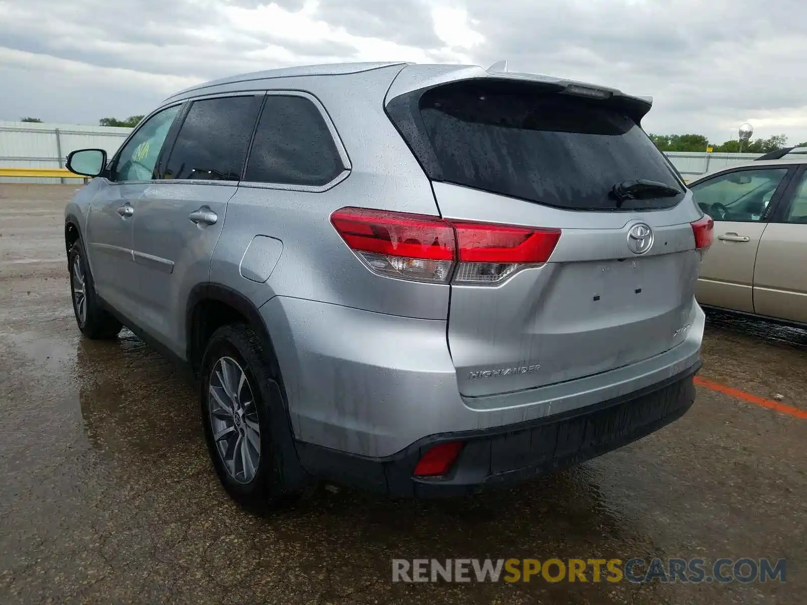 3 Photograph of a damaged car 5TDJZRFH9KS626805 TOYOTA HIGHLANDER 2019