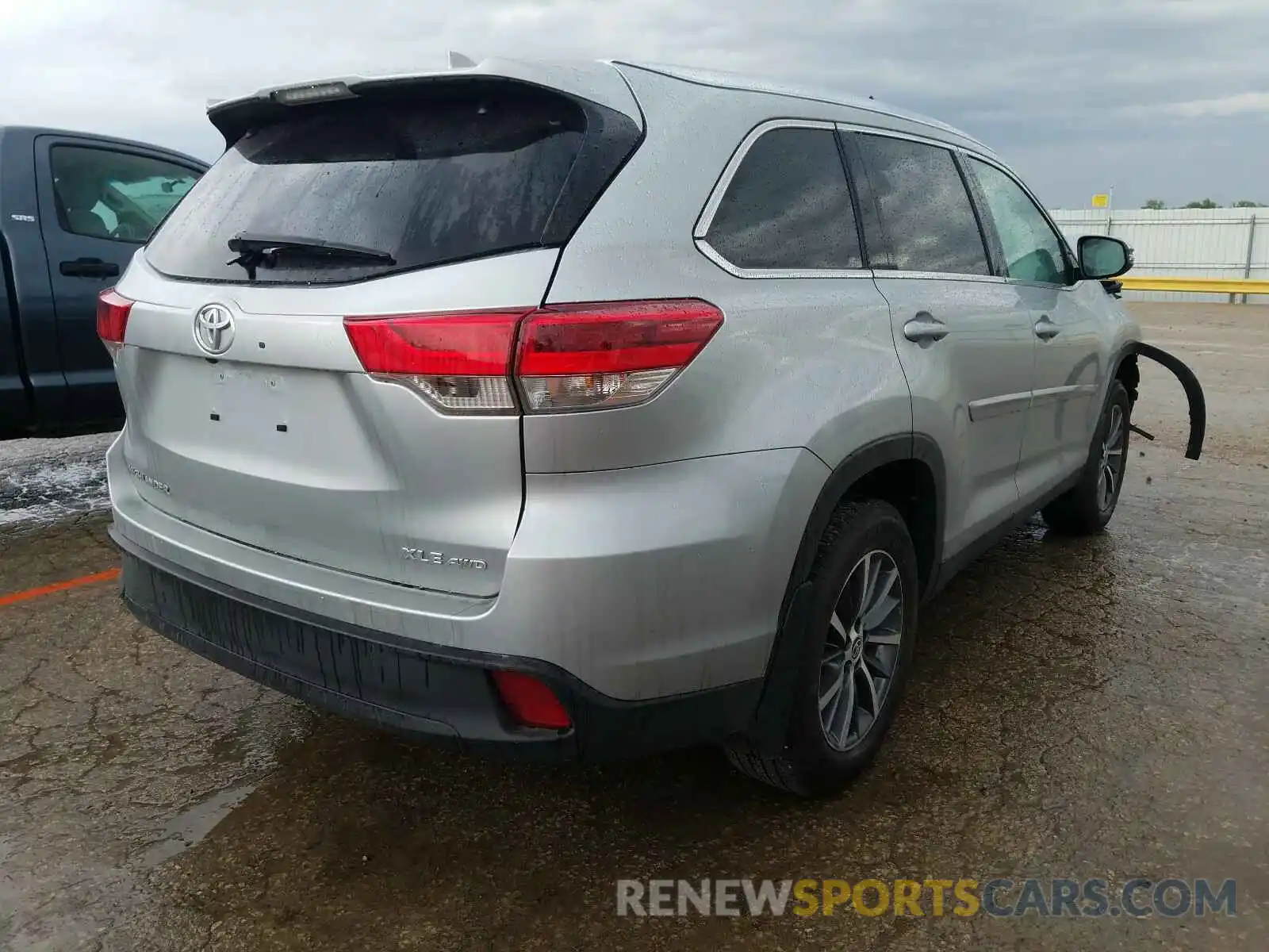 4 Photograph of a damaged car 5TDJZRFH9KS626805 TOYOTA HIGHLANDER 2019