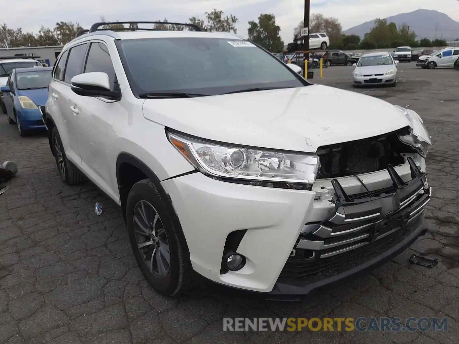 1 Photograph of a damaged car 5TDJZRFH9KS628778 TOYOTA HIGHLANDER 2019