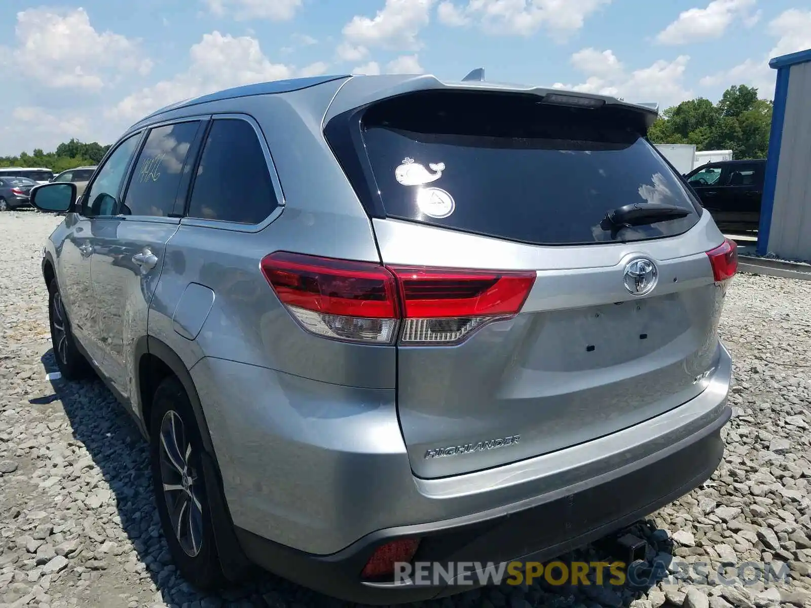 3 Photograph of a damaged car 5TDJZRFH9KS705908 TOYOTA HIGHLANDER 2019