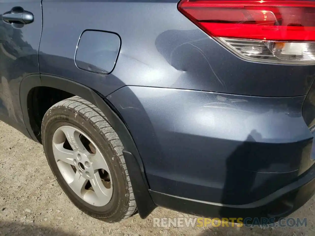 9 Photograph of a damaged car 5TDJZRFH9KS709635 TOYOTA HIGHLANDER 2019