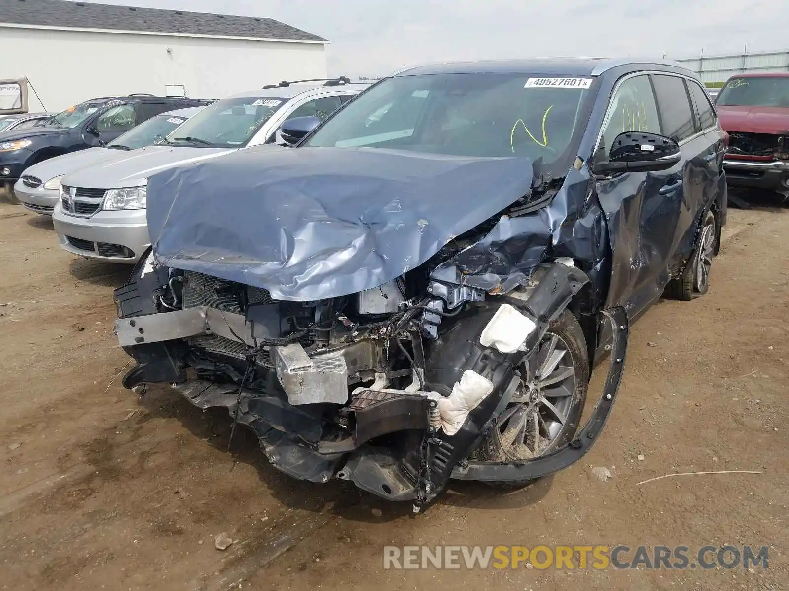 2 Photograph of a damaged car 5TDJZRFH9KS720991 TOYOTA HIGHLANDER 2019