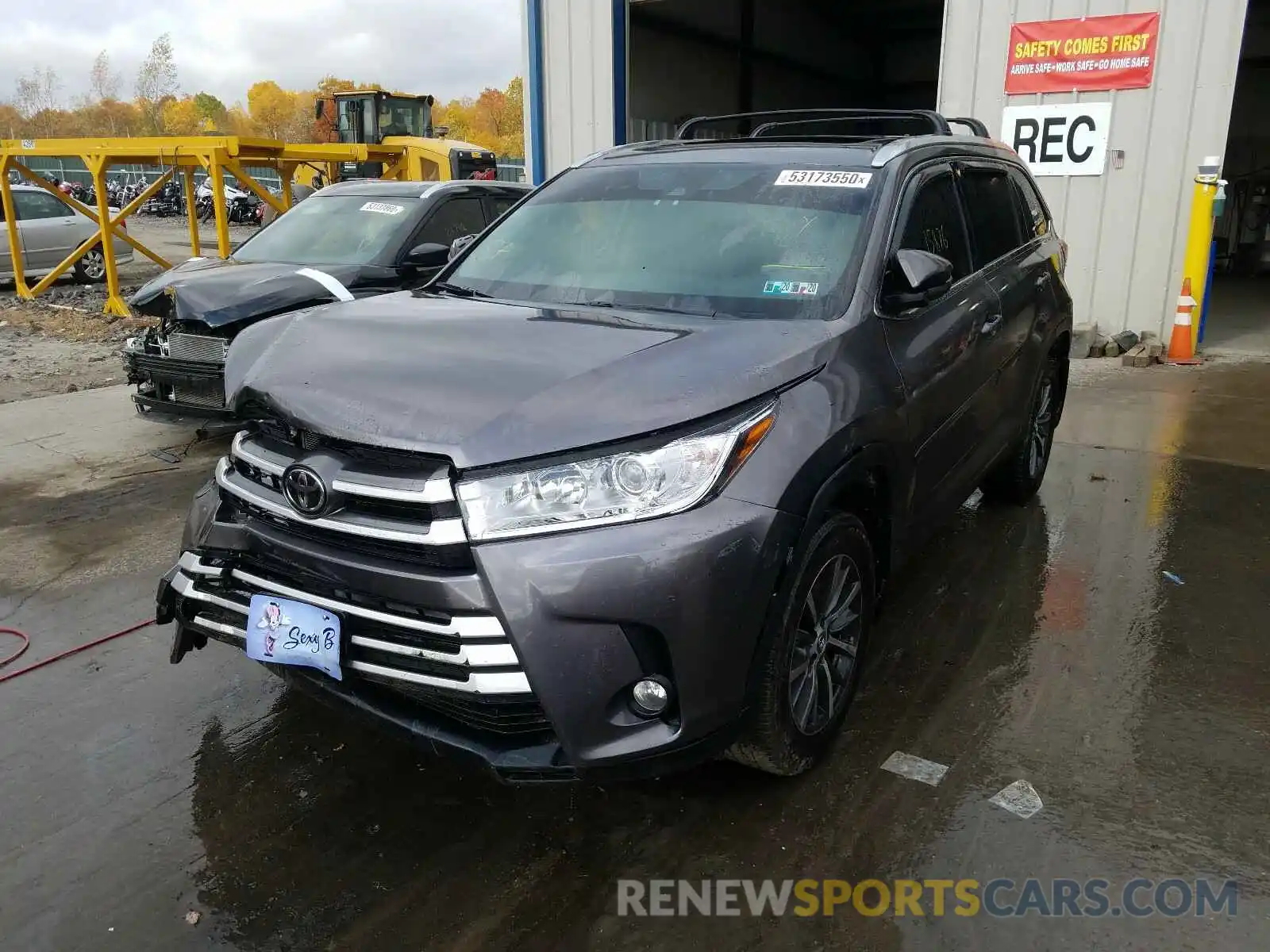 2 Photograph of a damaged car 5TDJZRFH9KS727861 TOYOTA HIGHLANDER 2019