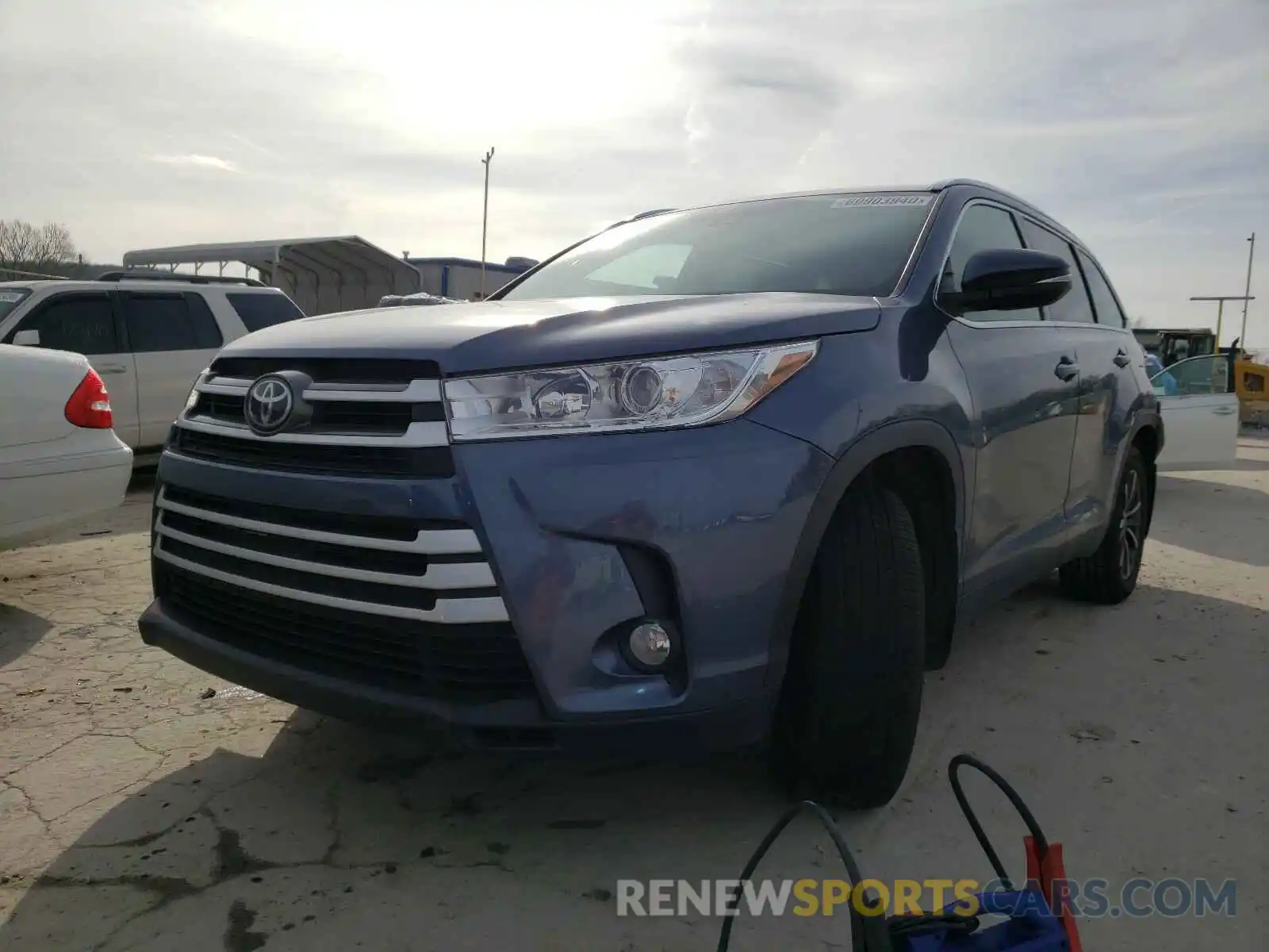 2 Photograph of a damaged car 5TDJZRFH9KS736902 TOYOTA HIGHLANDER 2019