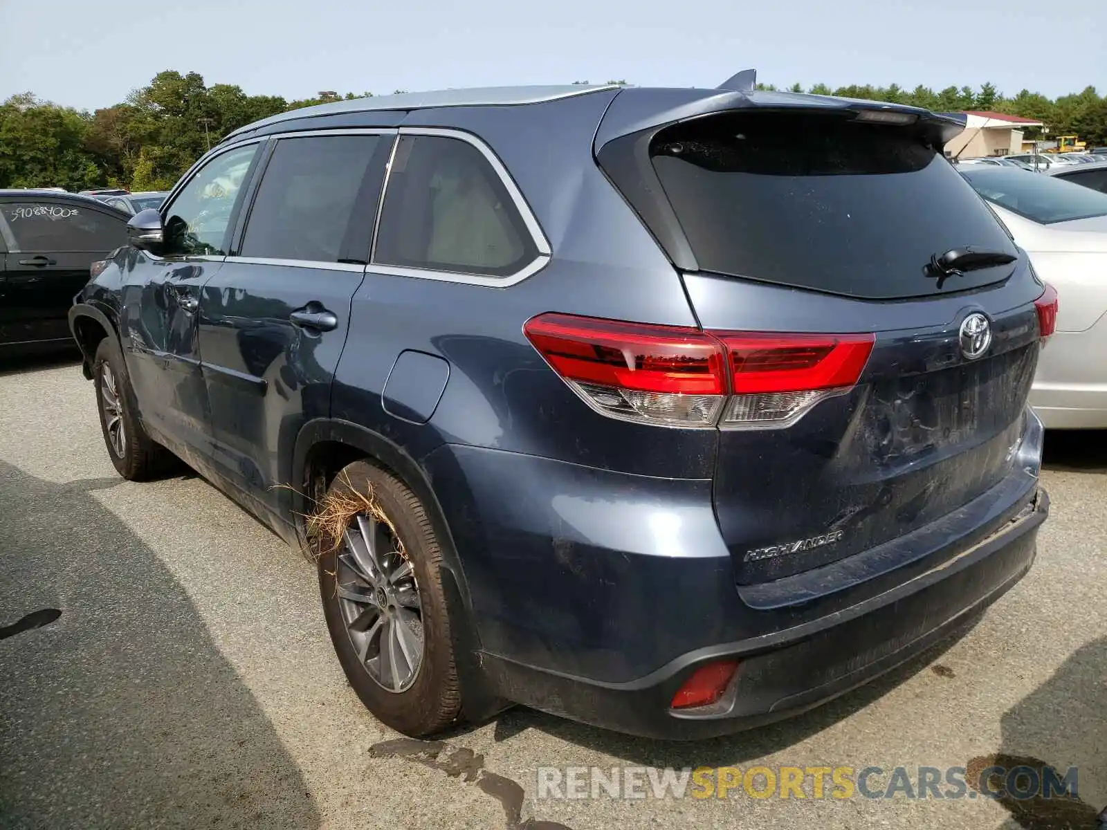 3 Photograph of a damaged car 5TDJZRFH9KS745485 TOYOTA HIGHLANDER 2019