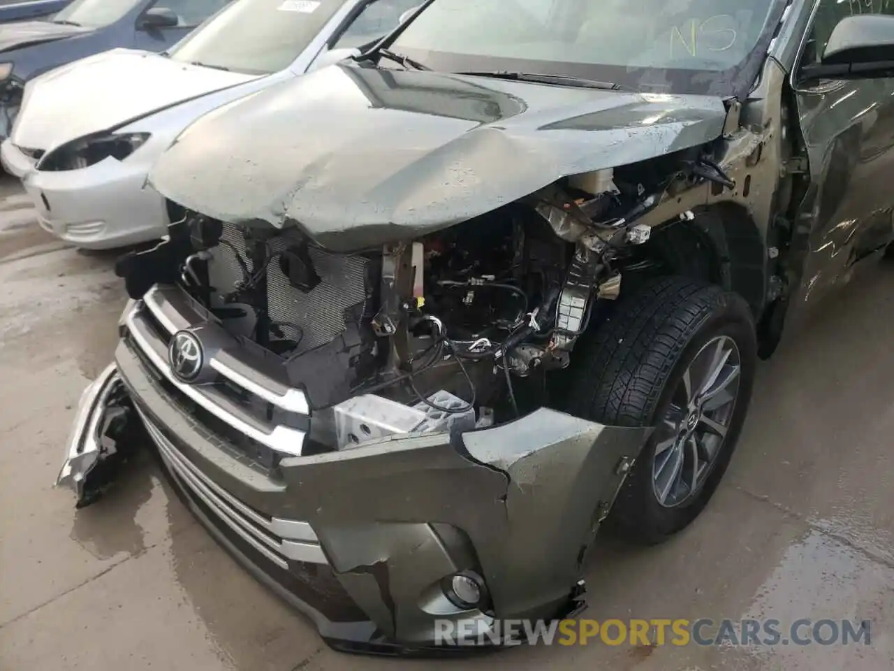 9 Photograph of a damaged car 5TDJZRFH9KS915733 TOYOTA HIGHLANDER 2019