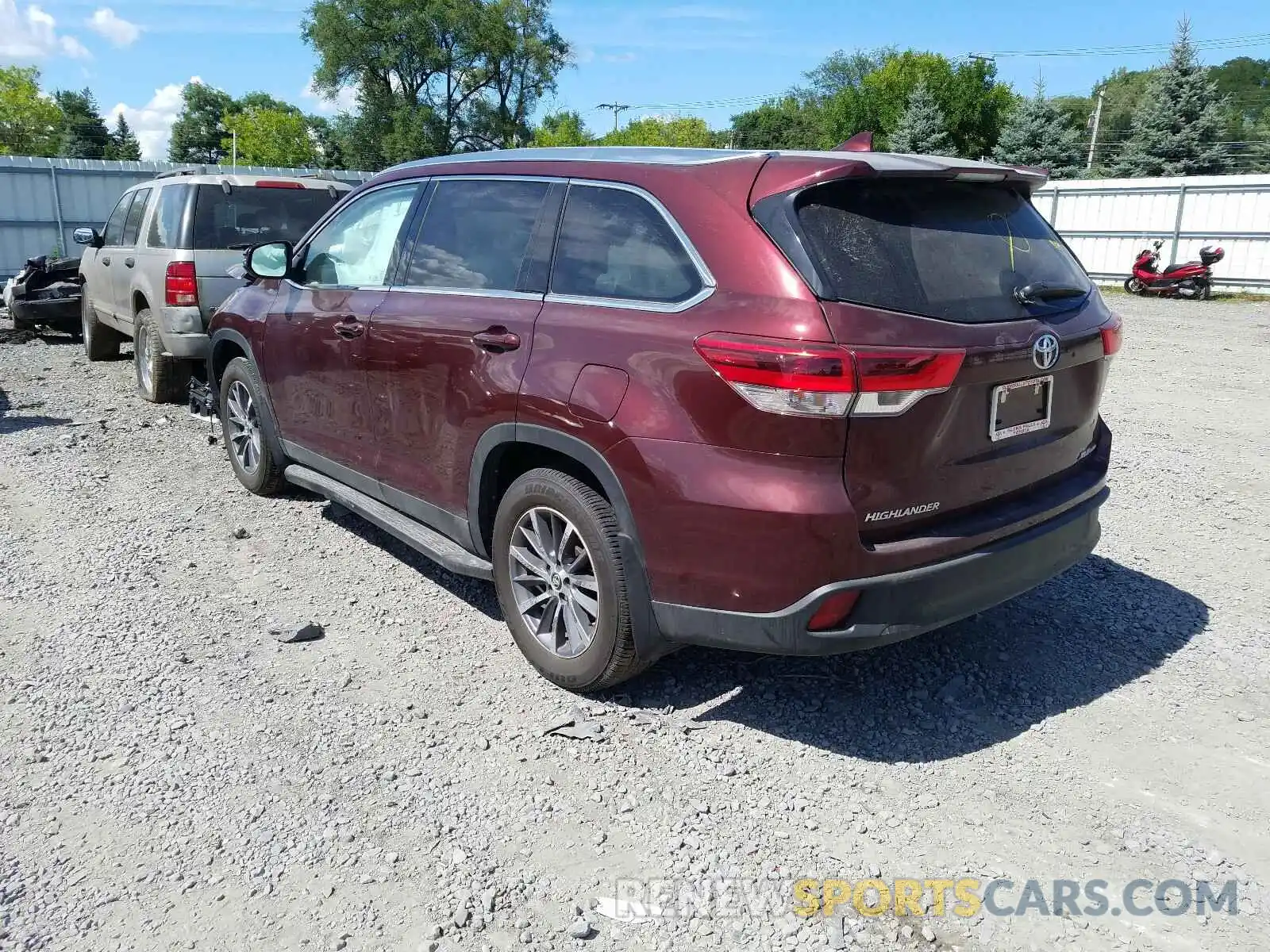 3 Photograph of a damaged car 5TDJZRFH9KS922052 TOYOTA HIGHLANDER 2019