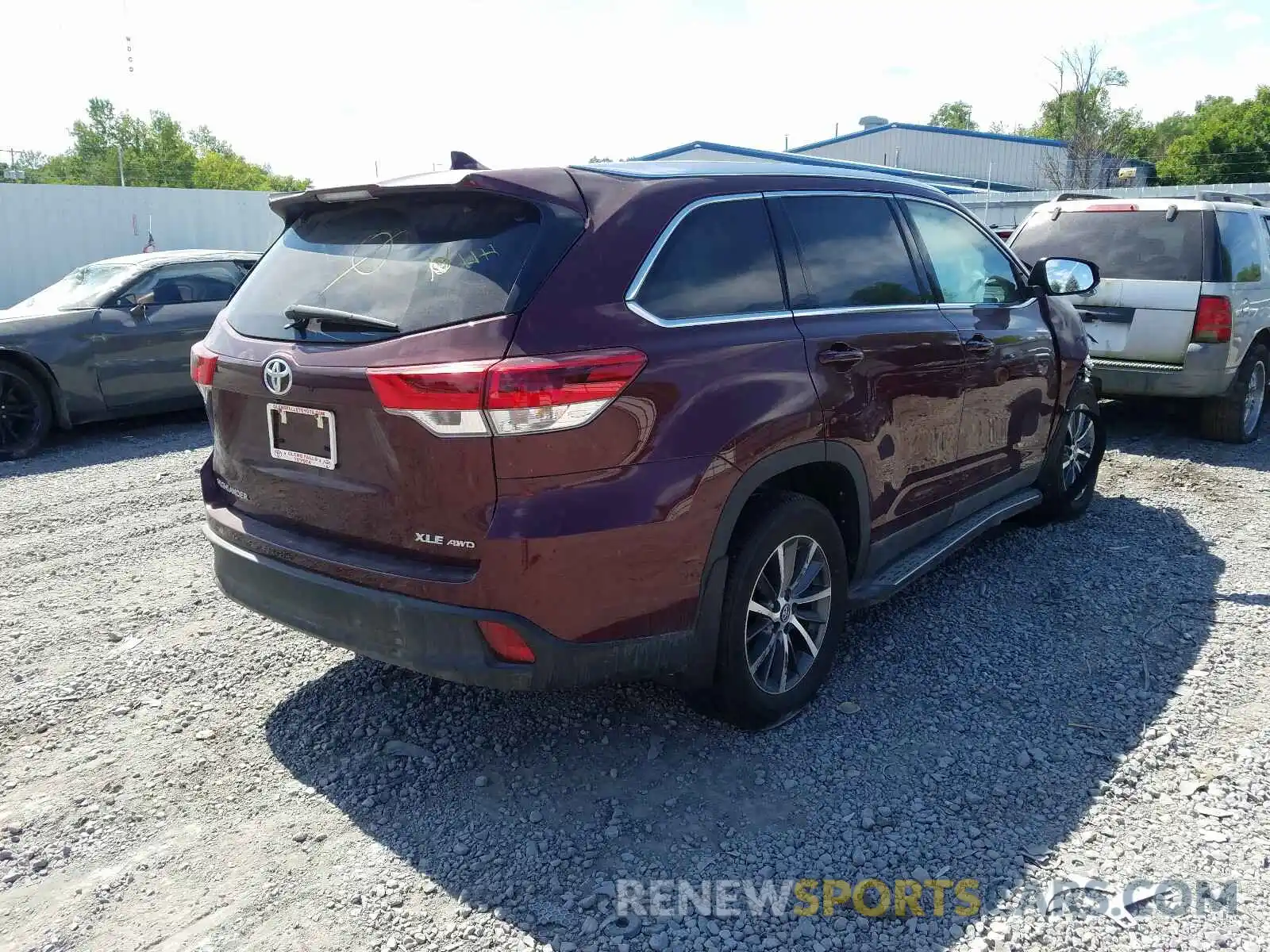 4 Photograph of a damaged car 5TDJZRFH9KS922052 TOYOTA HIGHLANDER 2019