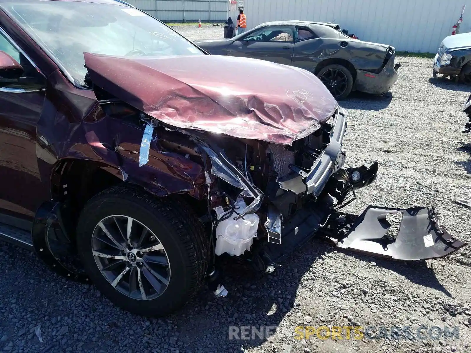 9 Photograph of a damaged car 5TDJZRFH9KS922052 TOYOTA HIGHLANDER 2019