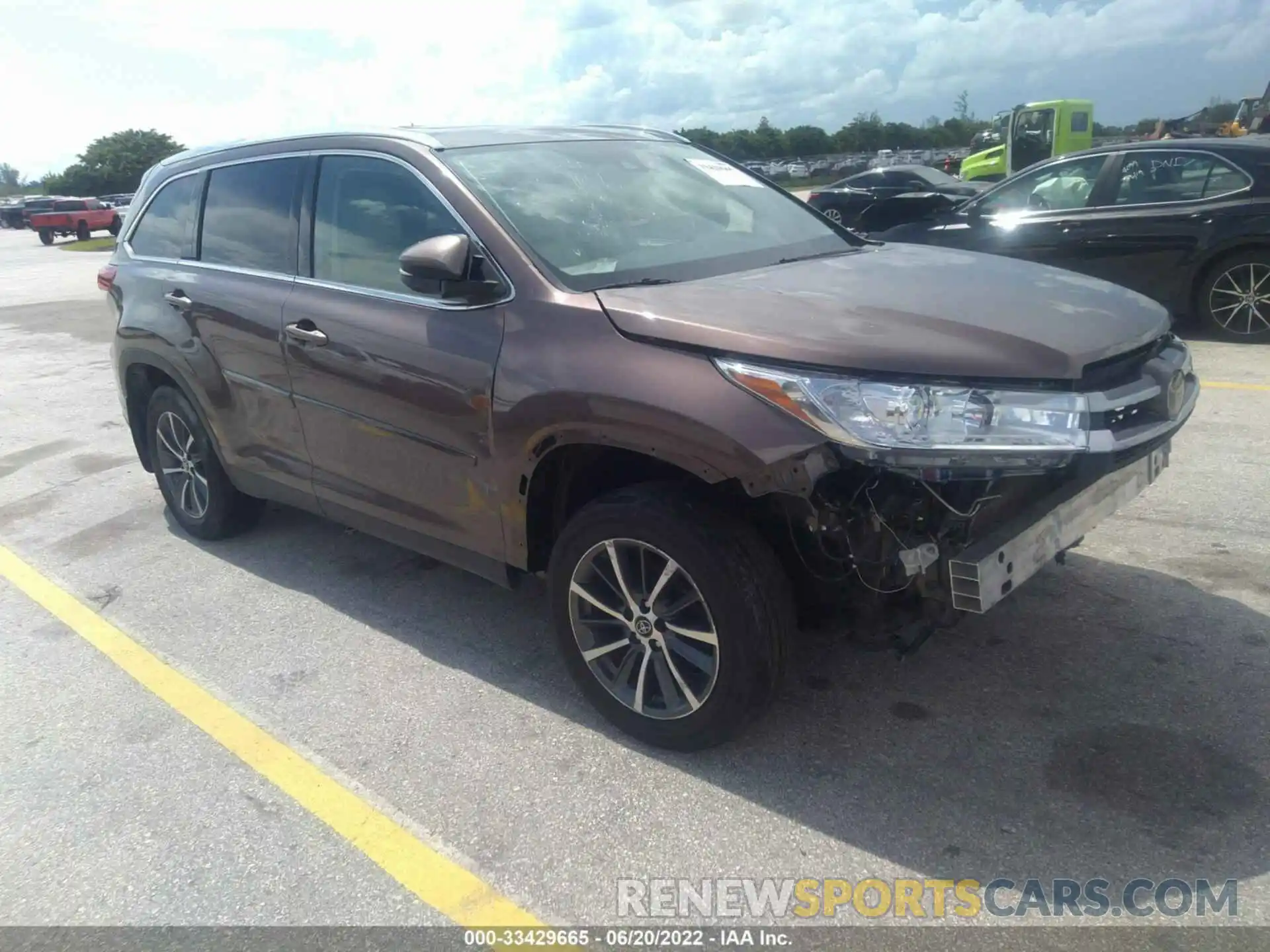 1 Photograph of a damaged car 5TDJZRFH9KS924013 TOYOTA HIGHLANDER 2019