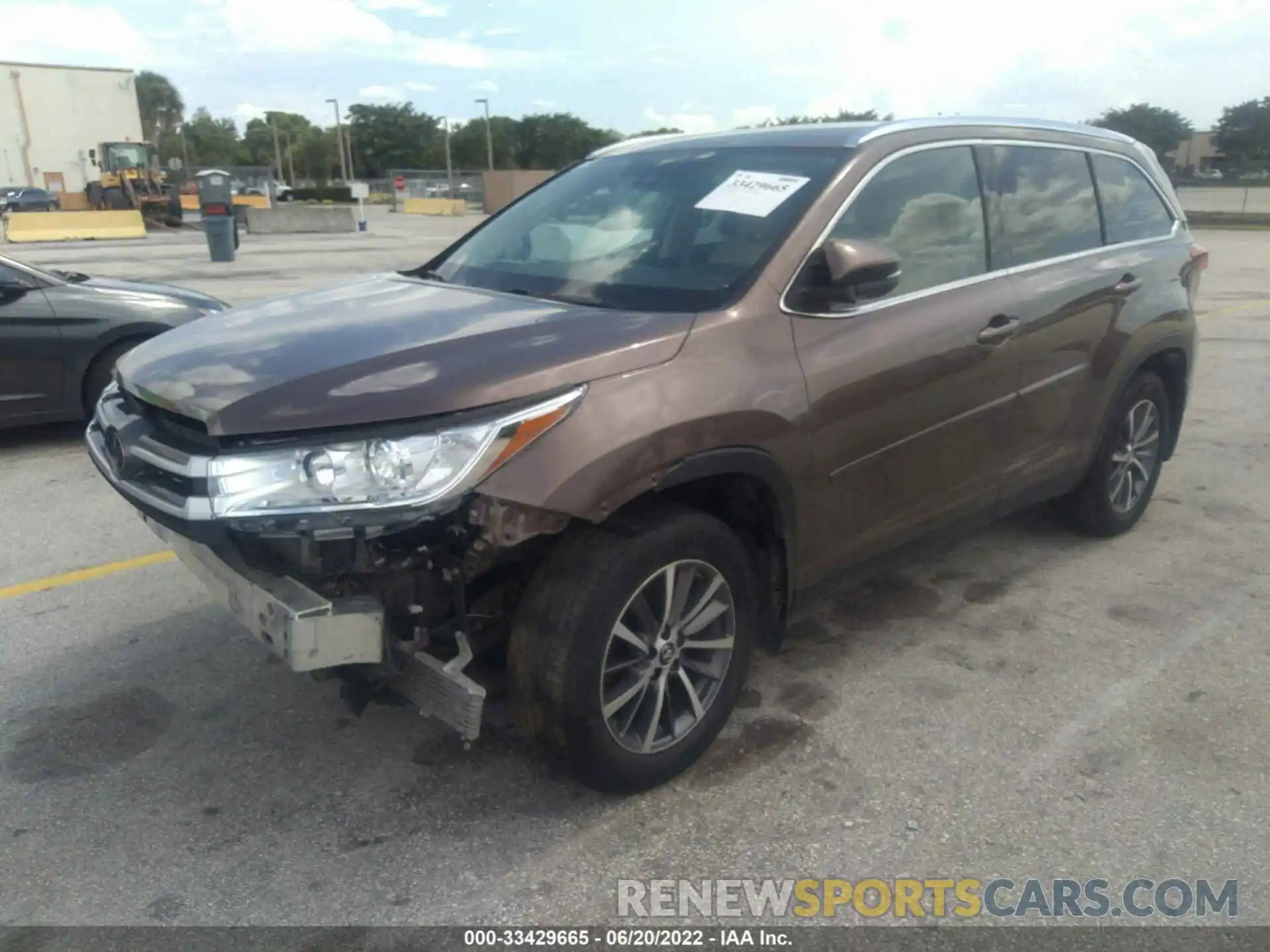 2 Photograph of a damaged car 5TDJZRFH9KS924013 TOYOTA HIGHLANDER 2019