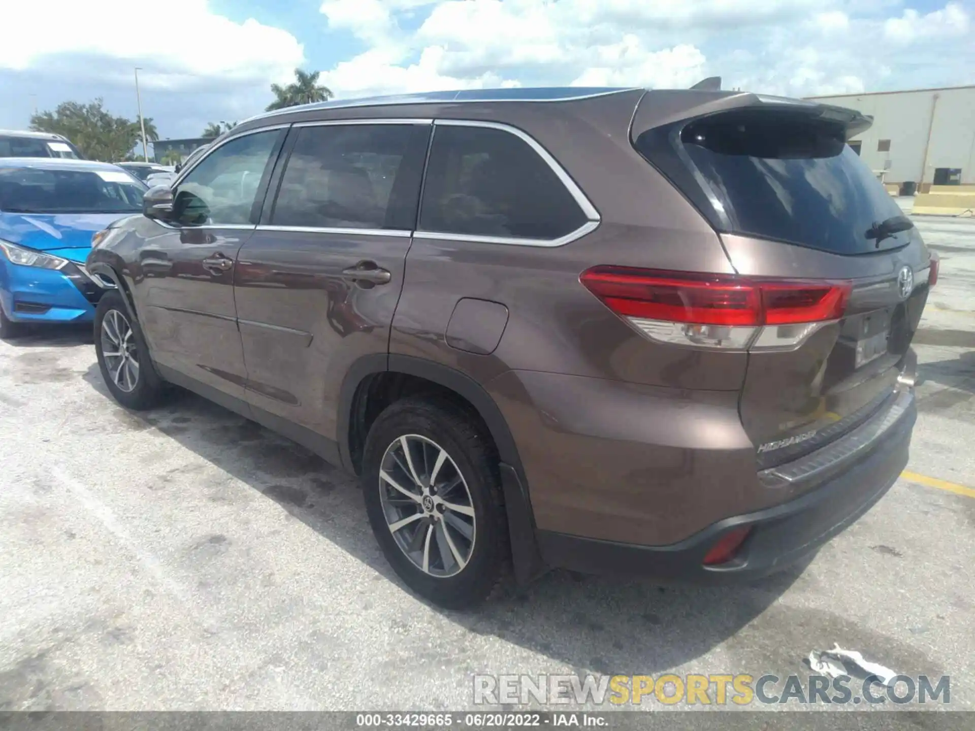 3 Photograph of a damaged car 5TDJZRFH9KS924013 TOYOTA HIGHLANDER 2019