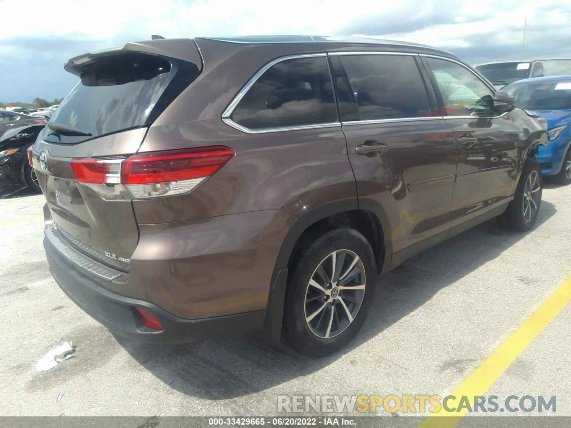 4 Photograph of a damaged car 5TDJZRFH9KS924013 TOYOTA HIGHLANDER 2019