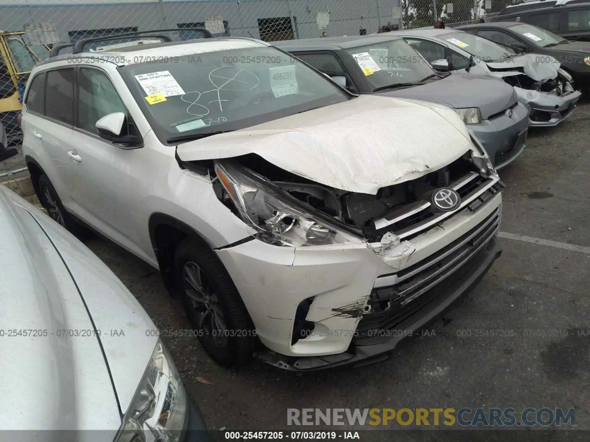 1 Photograph of a damaged car 5TDJZRFH9KS931155 TOYOTA HIGHLANDER 2019