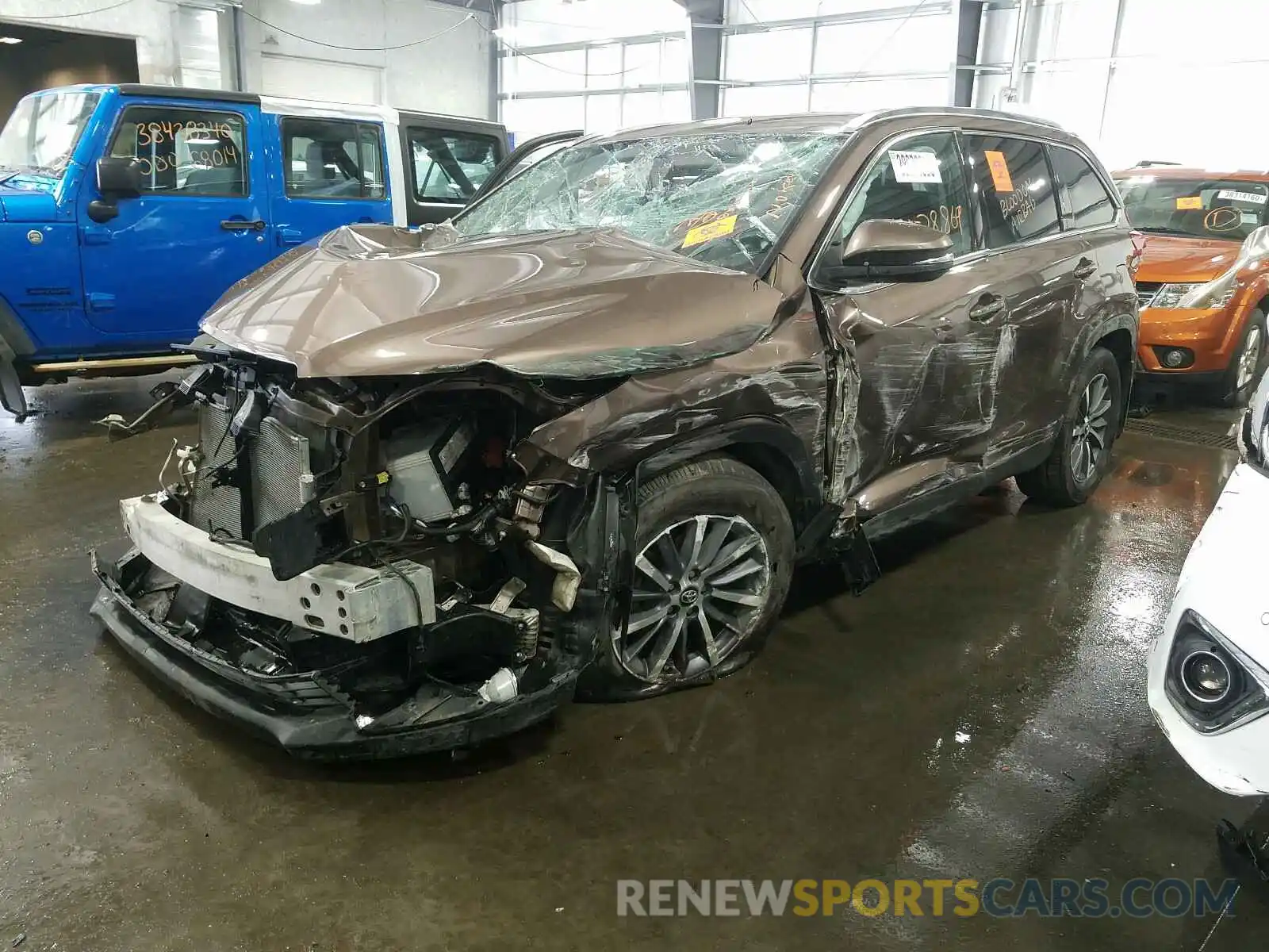 2 Photograph of a damaged car 5TDJZRFH9KS932869 TOYOTA HIGHLANDER 2019