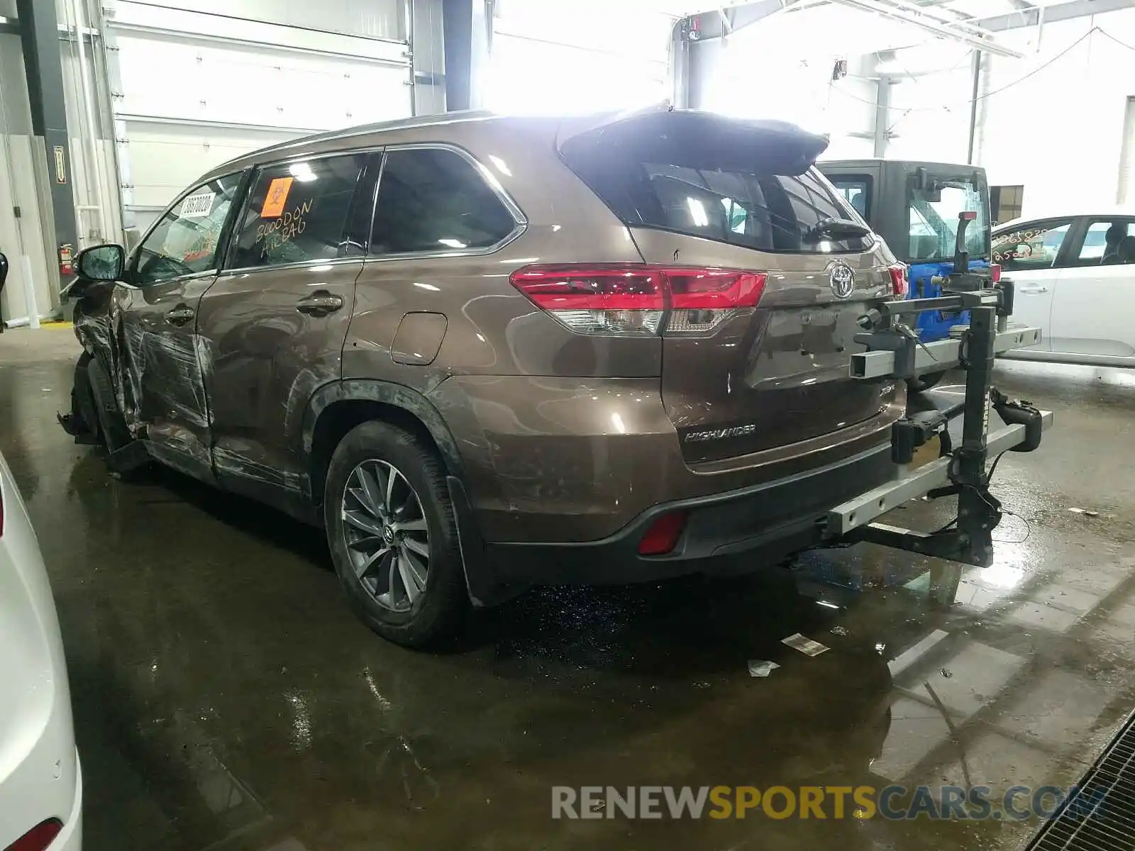 3 Photograph of a damaged car 5TDJZRFH9KS932869 TOYOTA HIGHLANDER 2019