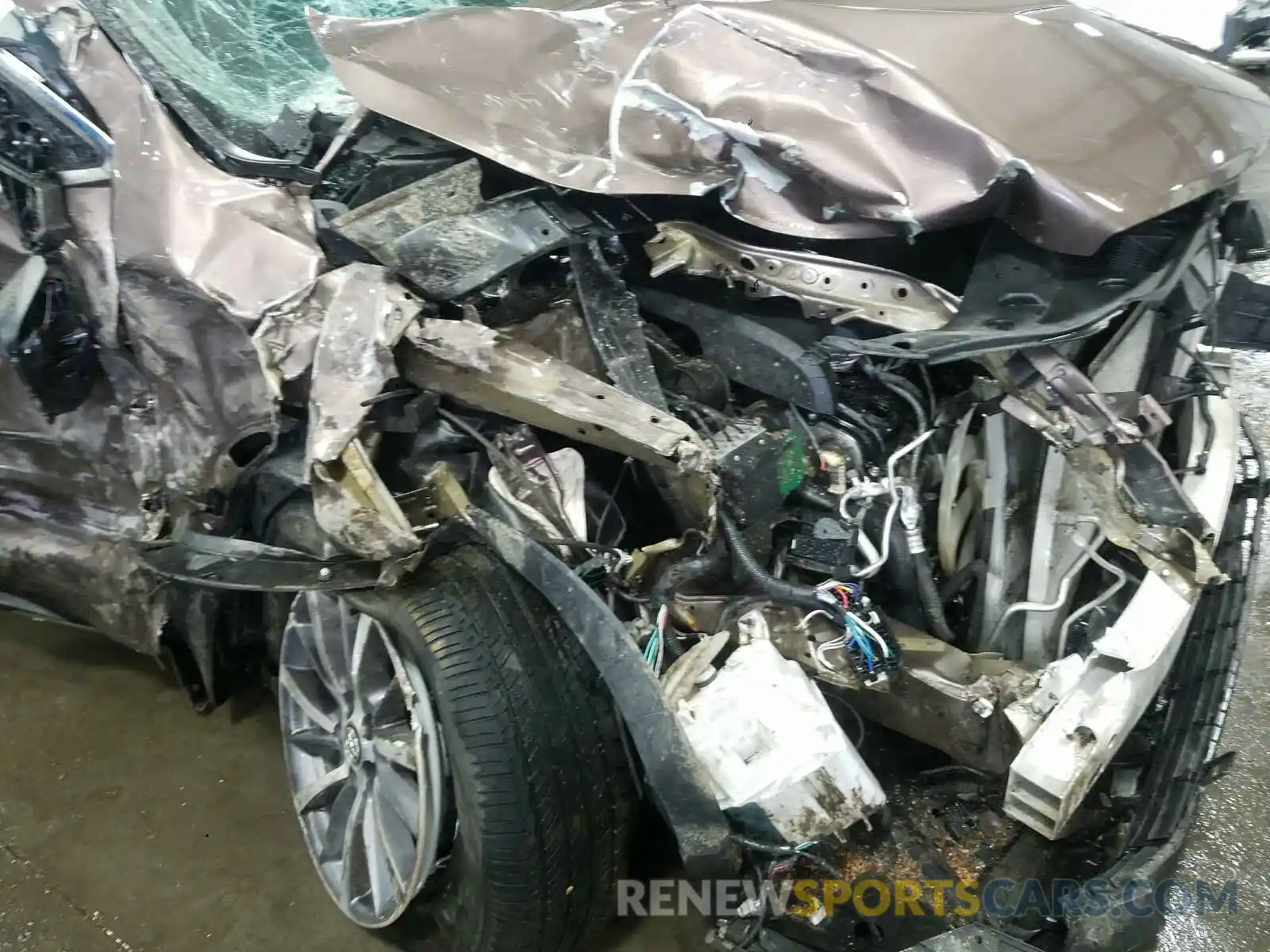 9 Photograph of a damaged car 5TDJZRFH9KS932869 TOYOTA HIGHLANDER 2019