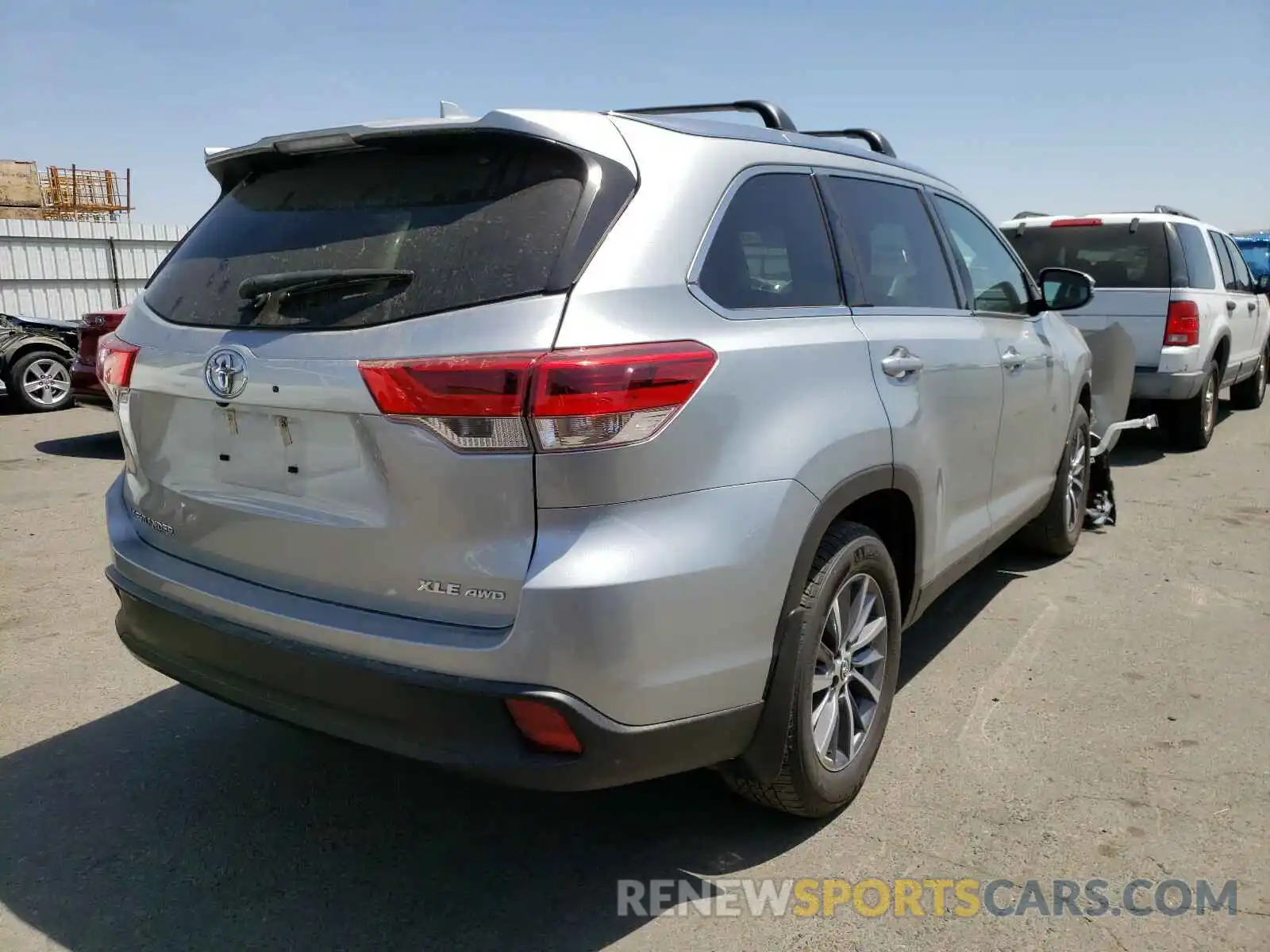 4 Photograph of a damaged car 5TDJZRFH9KS934654 TOYOTA HIGHLANDER 2019