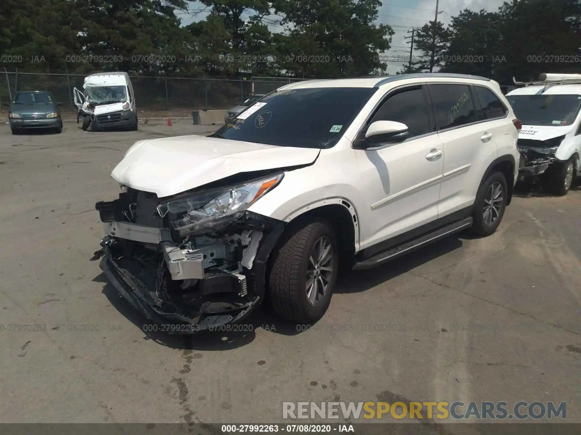 2 Photograph of a damaged car 5TDJZRFH9KS934881 TOYOTA HIGHLANDER 2019