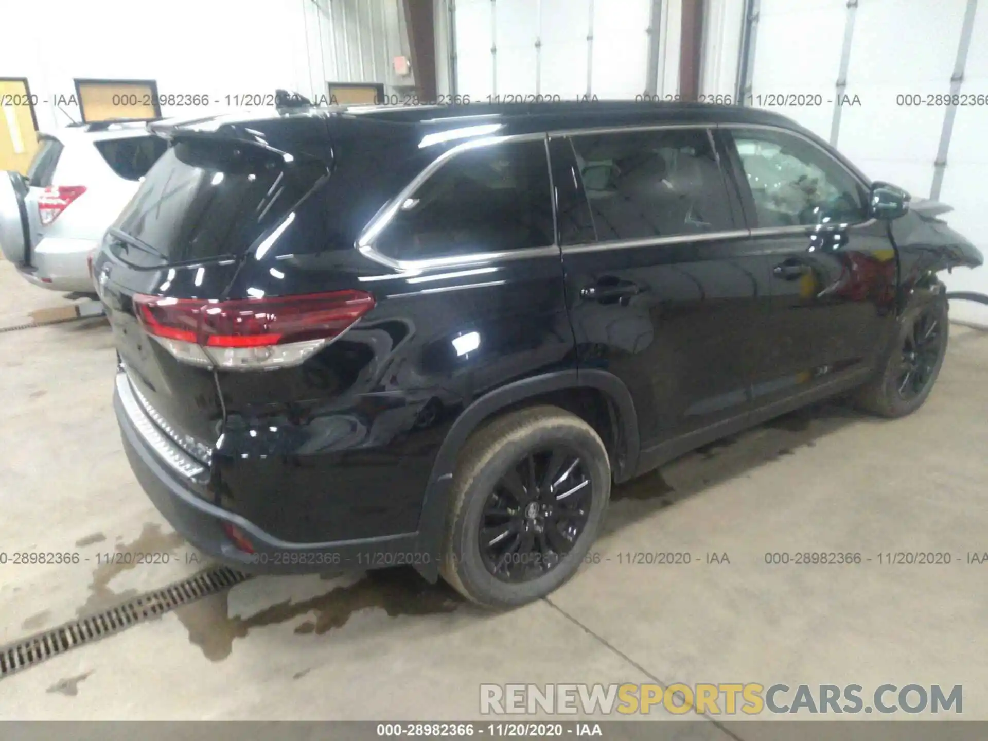 4 Photograph of a damaged car 5TDJZRFH9KS936226 TOYOTA HIGHLANDER 2019