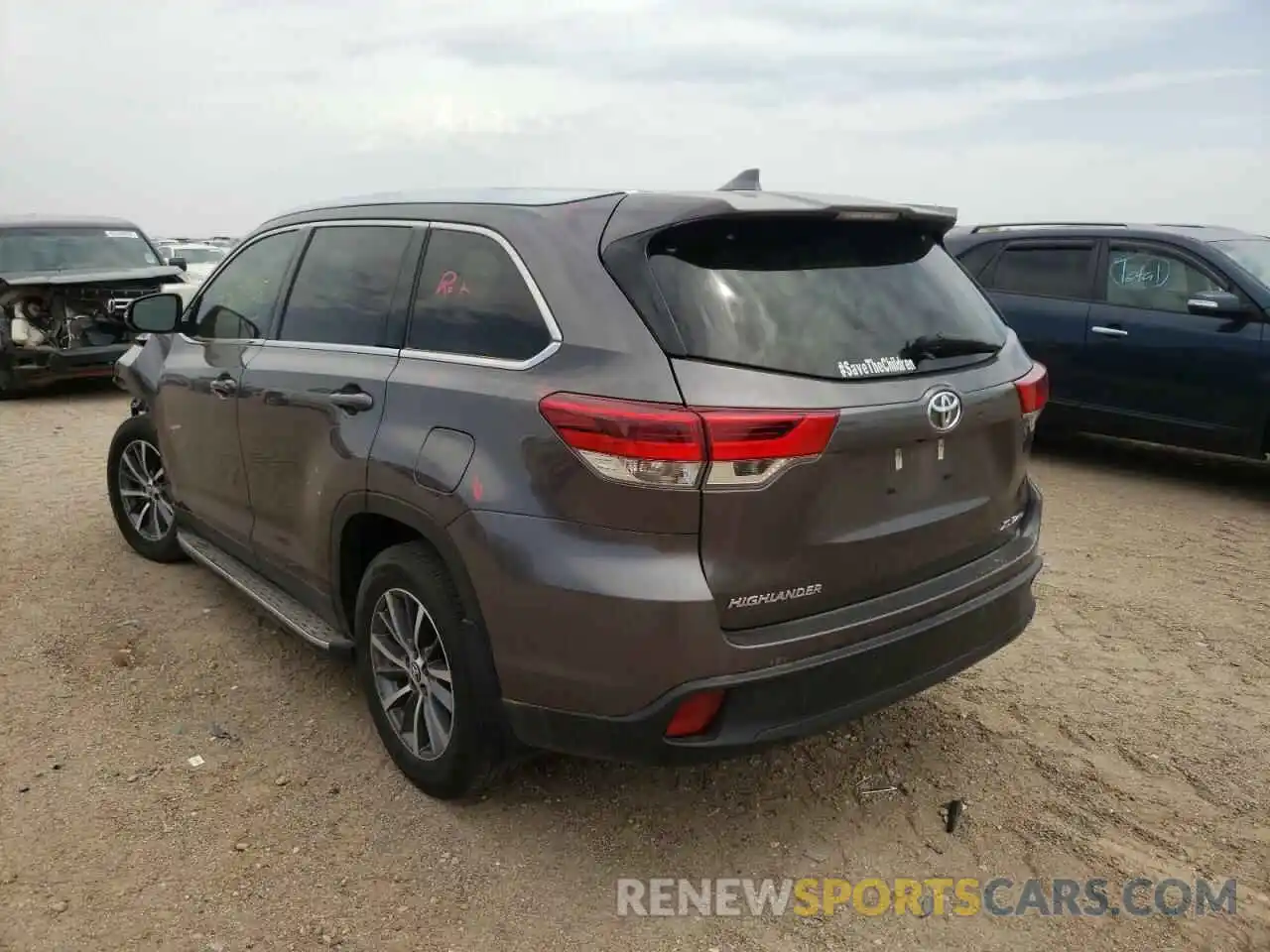 3 Photograph of a damaged car 5TDJZRFH9KS942818 TOYOTA HIGHLANDER 2019