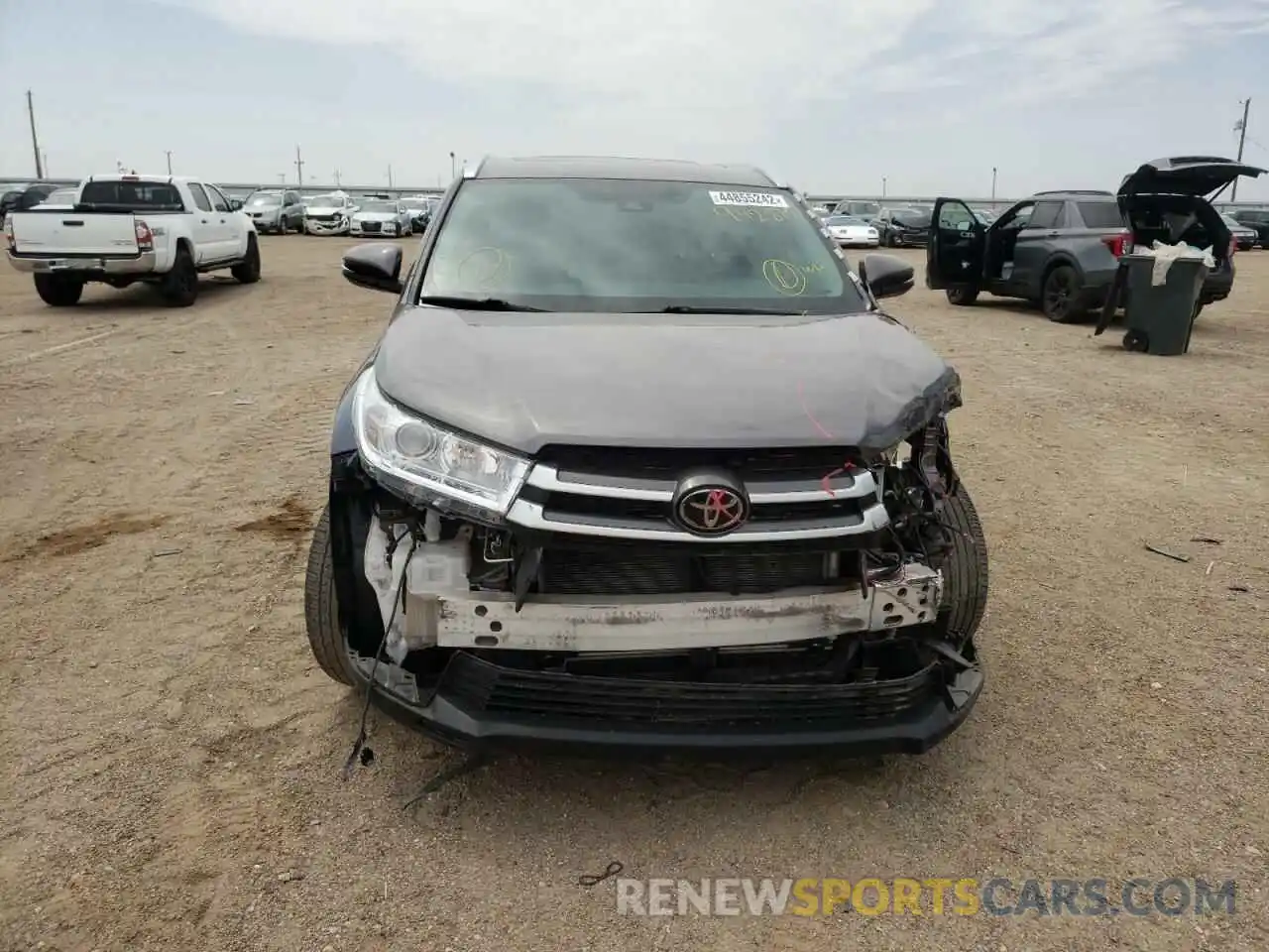 9 Photograph of a damaged car 5TDJZRFH9KS942818 TOYOTA HIGHLANDER 2019