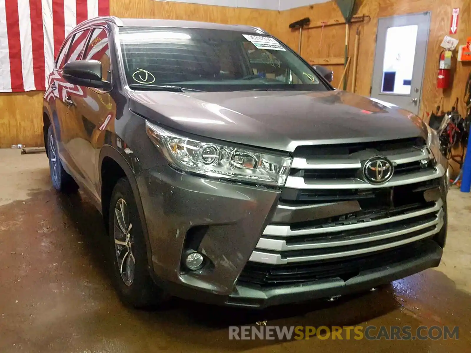 1 Photograph of a damaged car 5TDJZRFH9KS945833 TOYOTA HIGHLANDER 2019