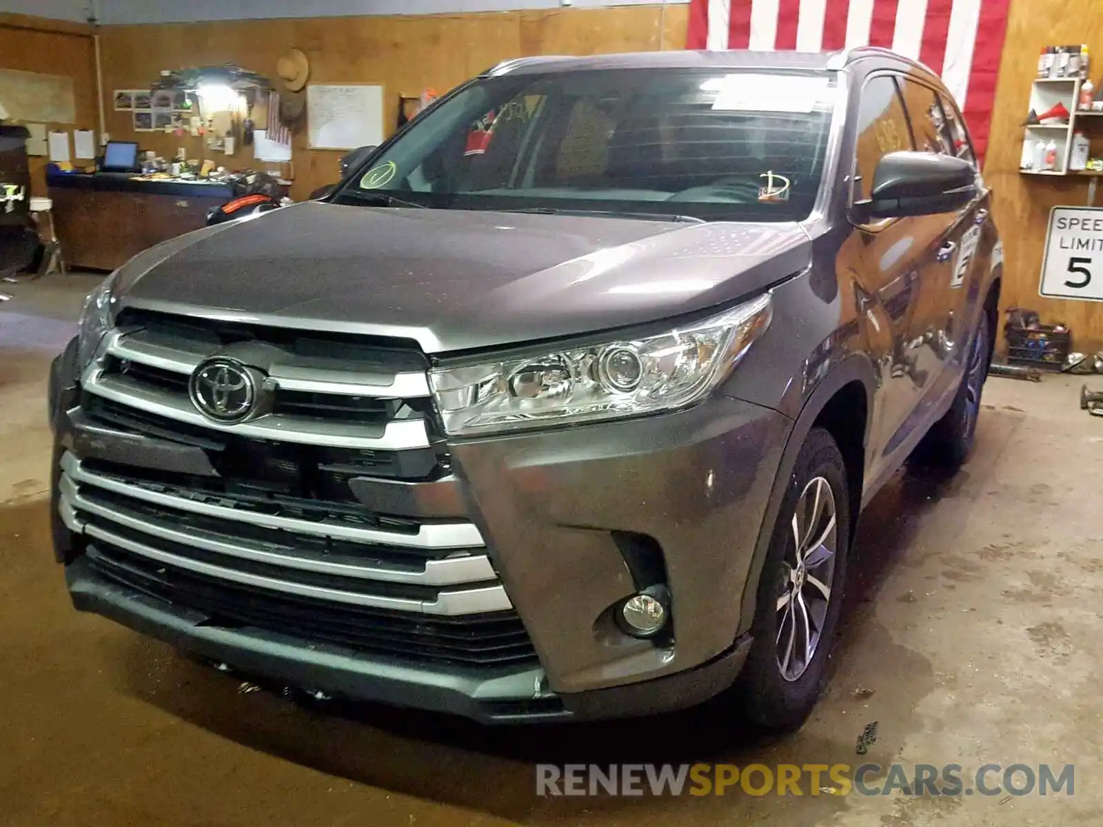 2 Photograph of a damaged car 5TDJZRFH9KS945833 TOYOTA HIGHLANDER 2019