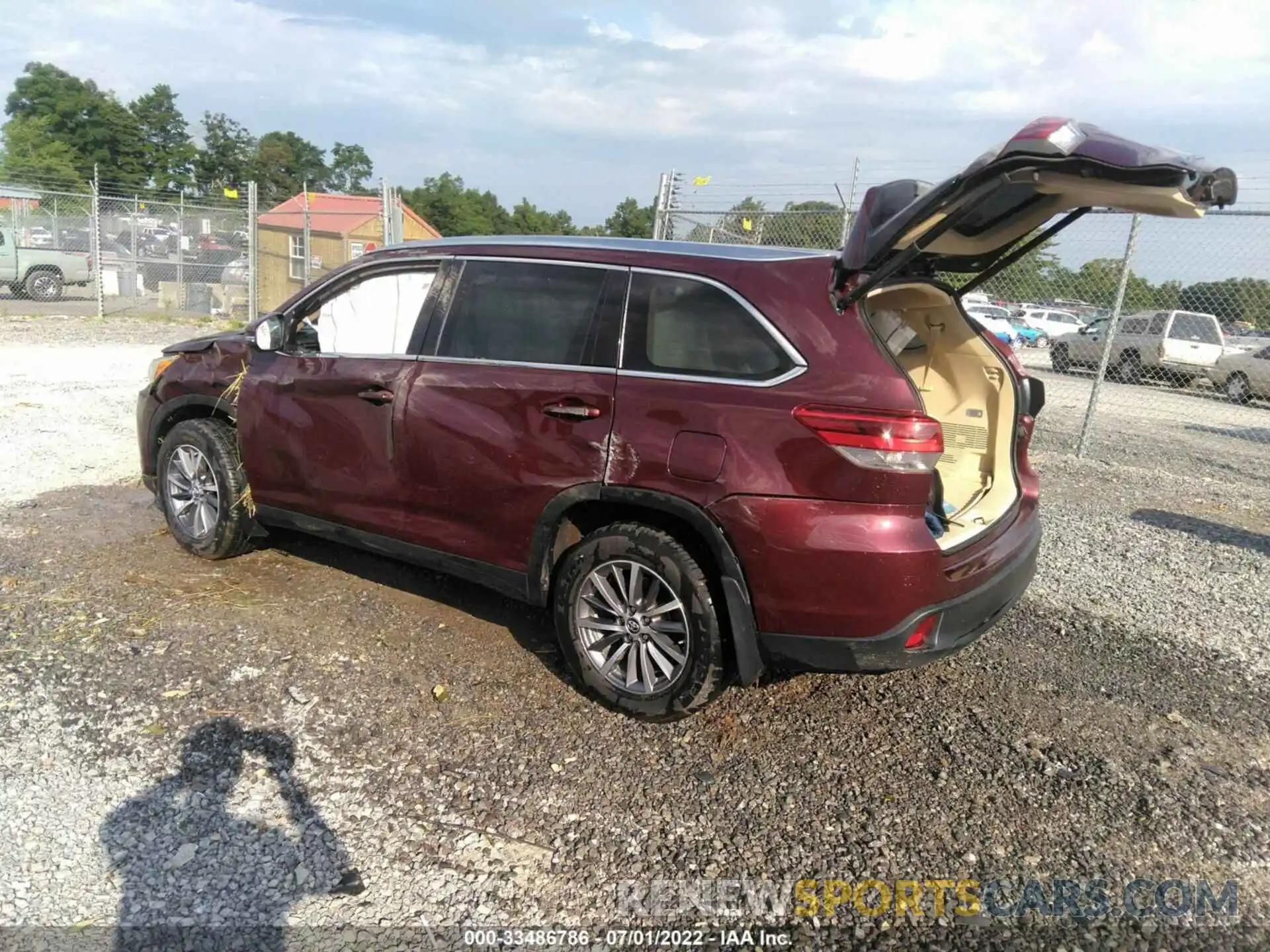 3 Photograph of a damaged car 5TDJZRFH9KS951289 TOYOTA HIGHLANDER 2019