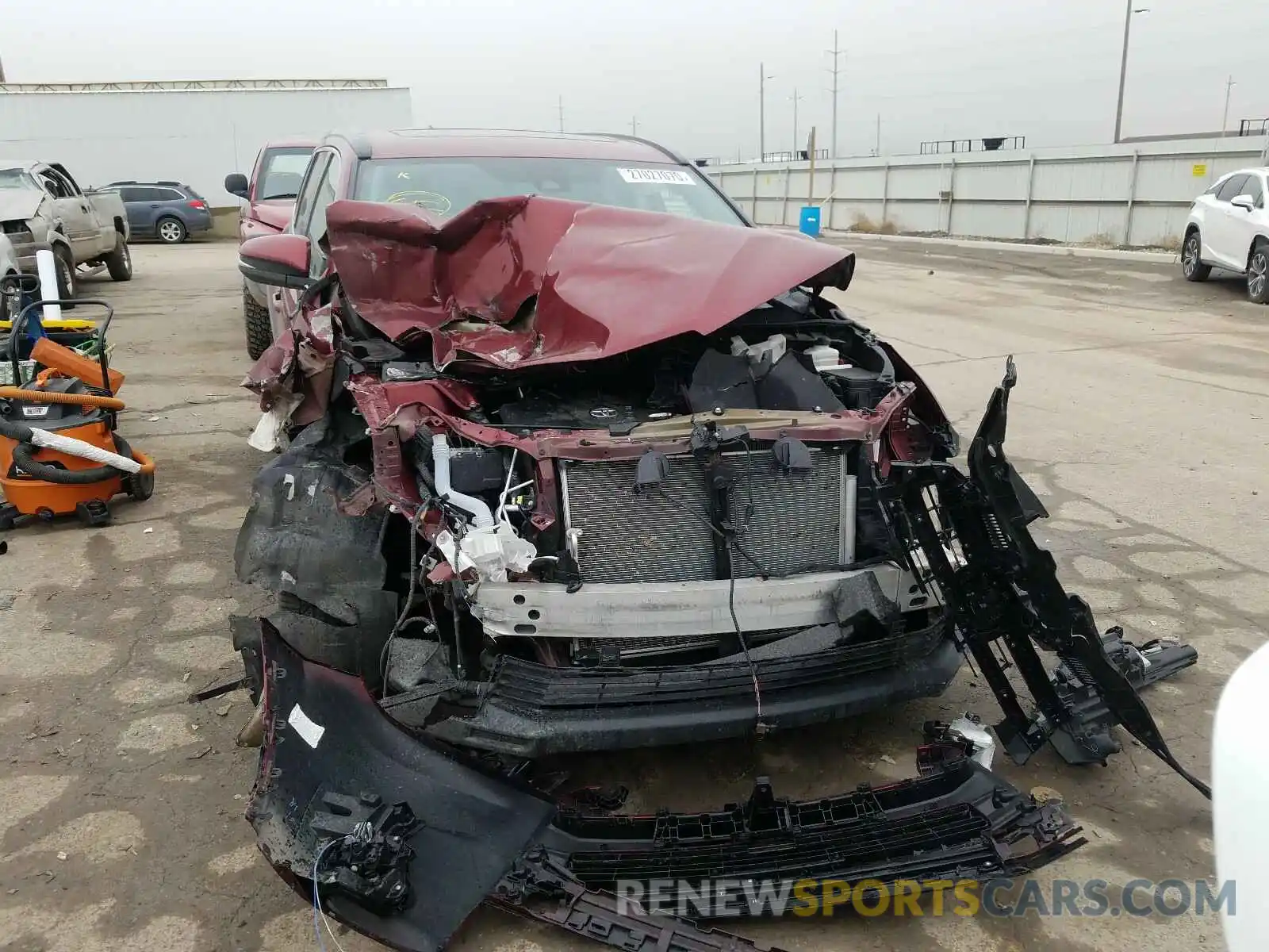 9 Photograph of a damaged car 5TDJZRFH9KS953270 TOYOTA HIGHLANDER 2019