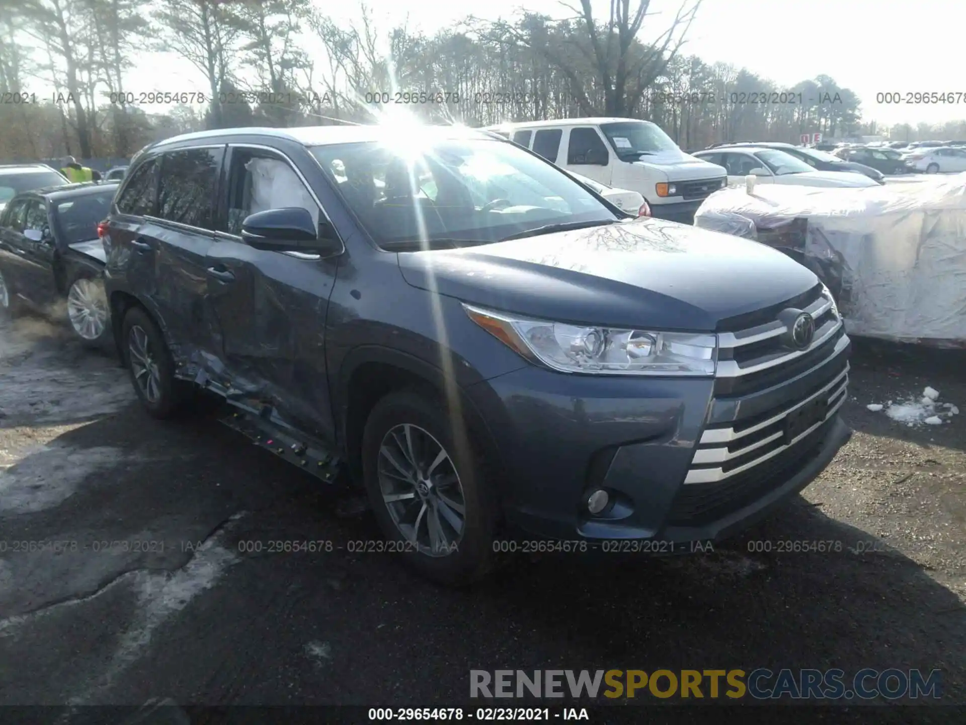 1 Photograph of a damaged car 5TDJZRFH9KS958310 TOYOTA HIGHLANDER 2019