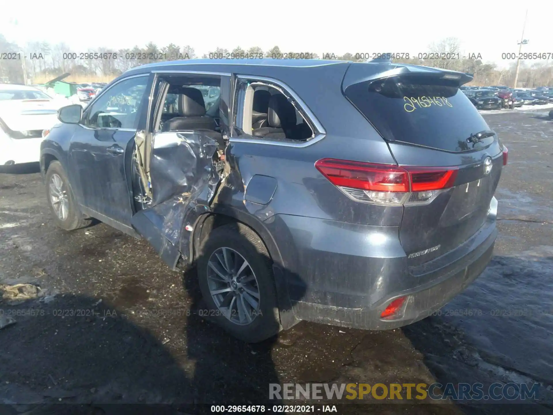 3 Photograph of a damaged car 5TDJZRFH9KS958310 TOYOTA HIGHLANDER 2019