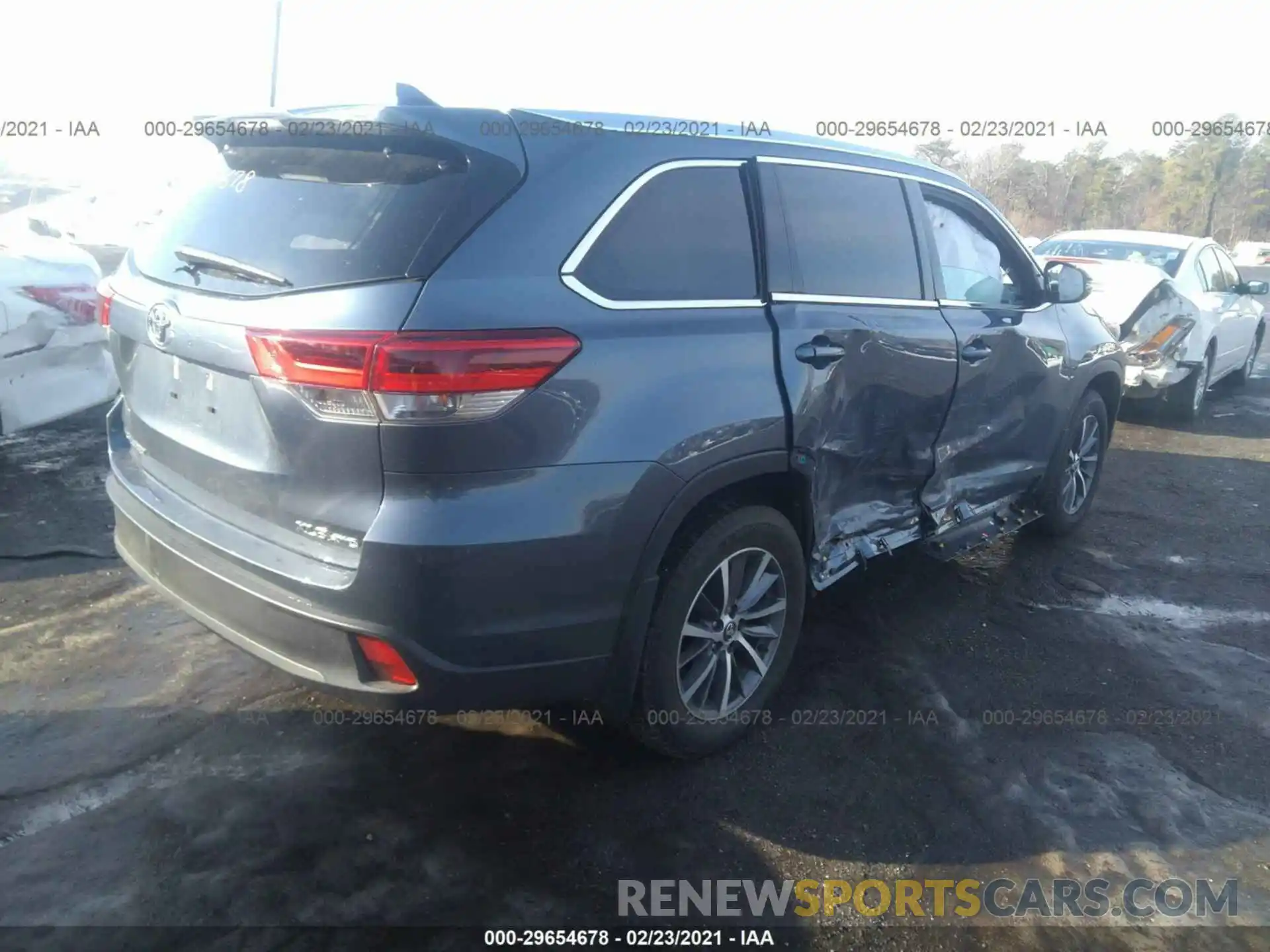 4 Photograph of a damaged car 5TDJZRFH9KS958310 TOYOTA HIGHLANDER 2019