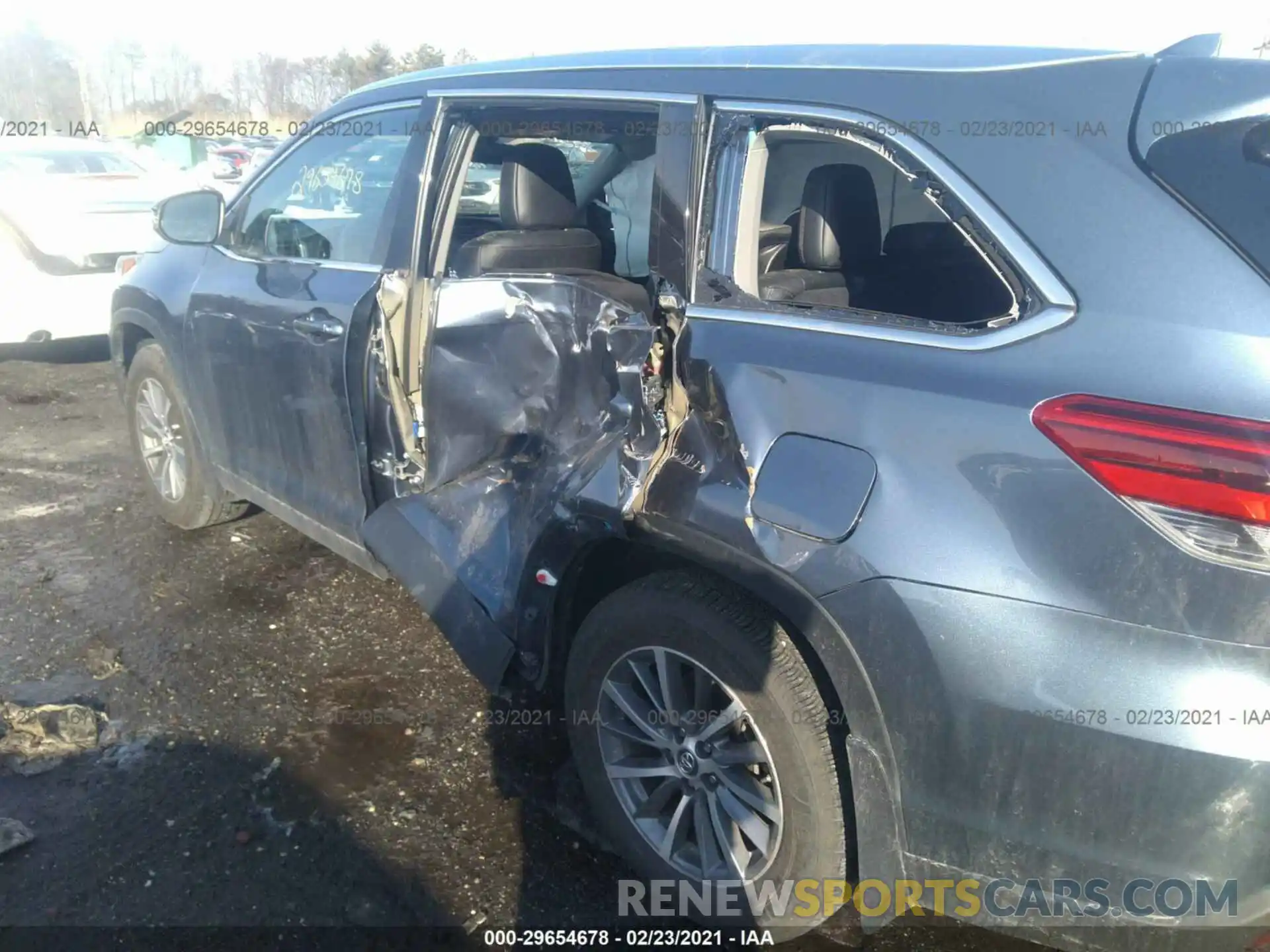 6 Photograph of a damaged car 5TDJZRFH9KS958310 TOYOTA HIGHLANDER 2019