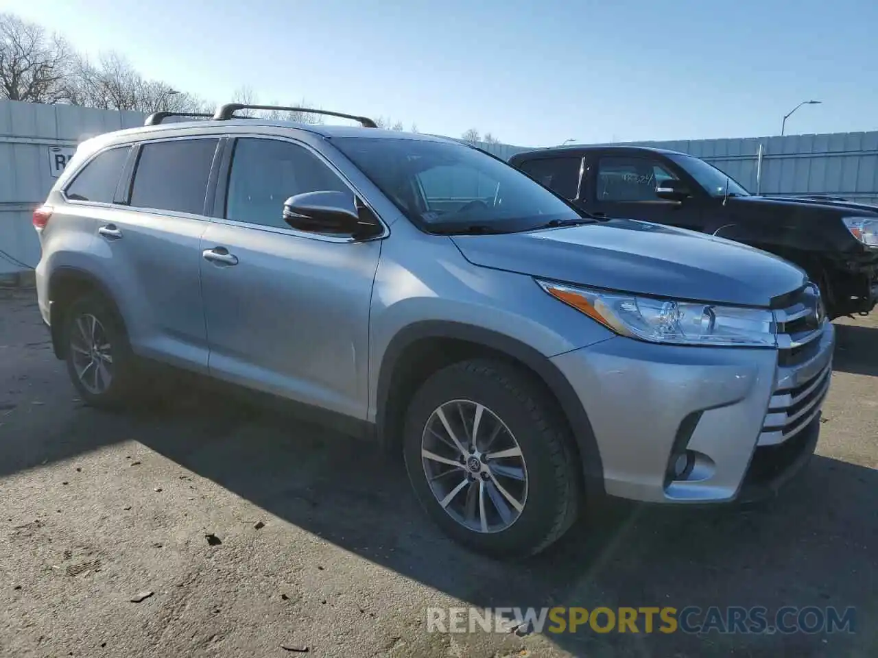 4 Photograph of a damaged car 5TDJZRFH9KS962003 TOYOTA HIGHLANDER 2019