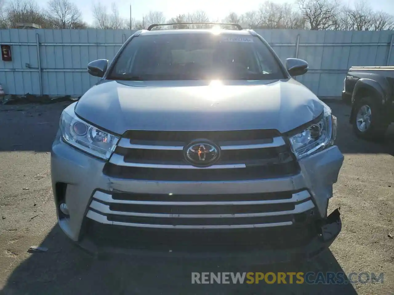 5 Photograph of a damaged car 5TDJZRFH9KS962003 TOYOTA HIGHLANDER 2019