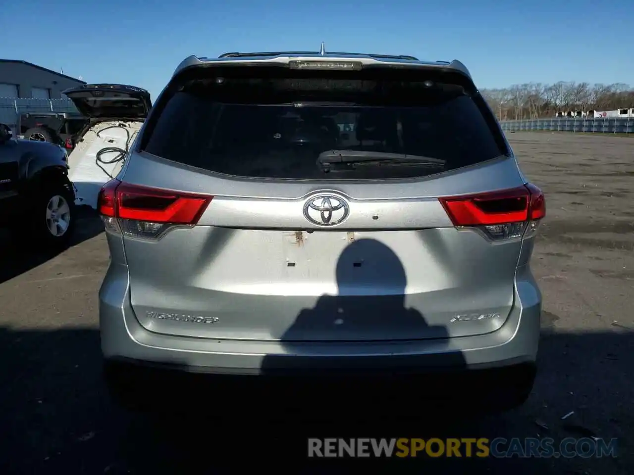 6 Photograph of a damaged car 5TDJZRFH9KS962003 TOYOTA HIGHLANDER 2019