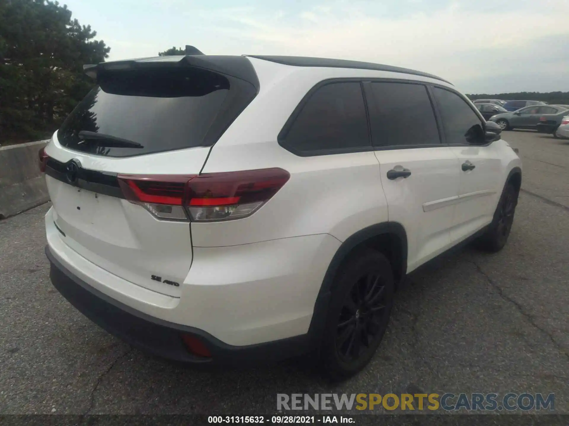 4 Photograph of a damaged car 5TDJZRFH9KS968478 TOYOTA HIGHLANDER 2019