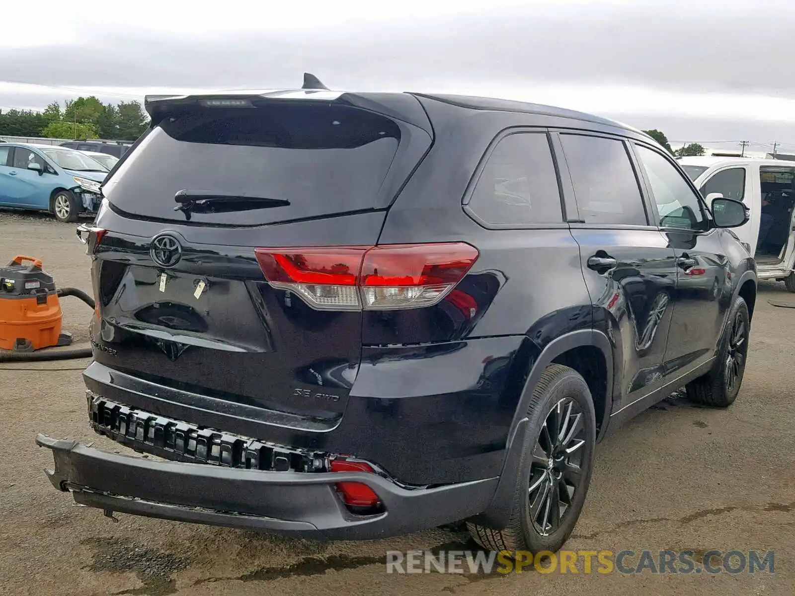 4 Photograph of a damaged car 5TDJZRFH9KS973387 TOYOTA HIGHLANDER 2019