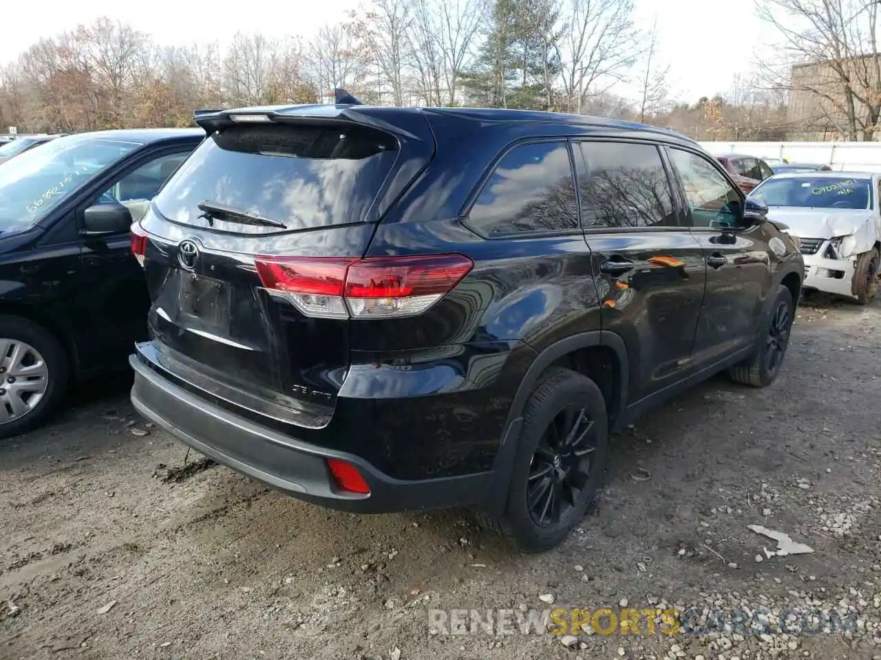 4 Photograph of a damaged car 5TDJZRFH9KS976905 TOYOTA HIGHLANDER 2019