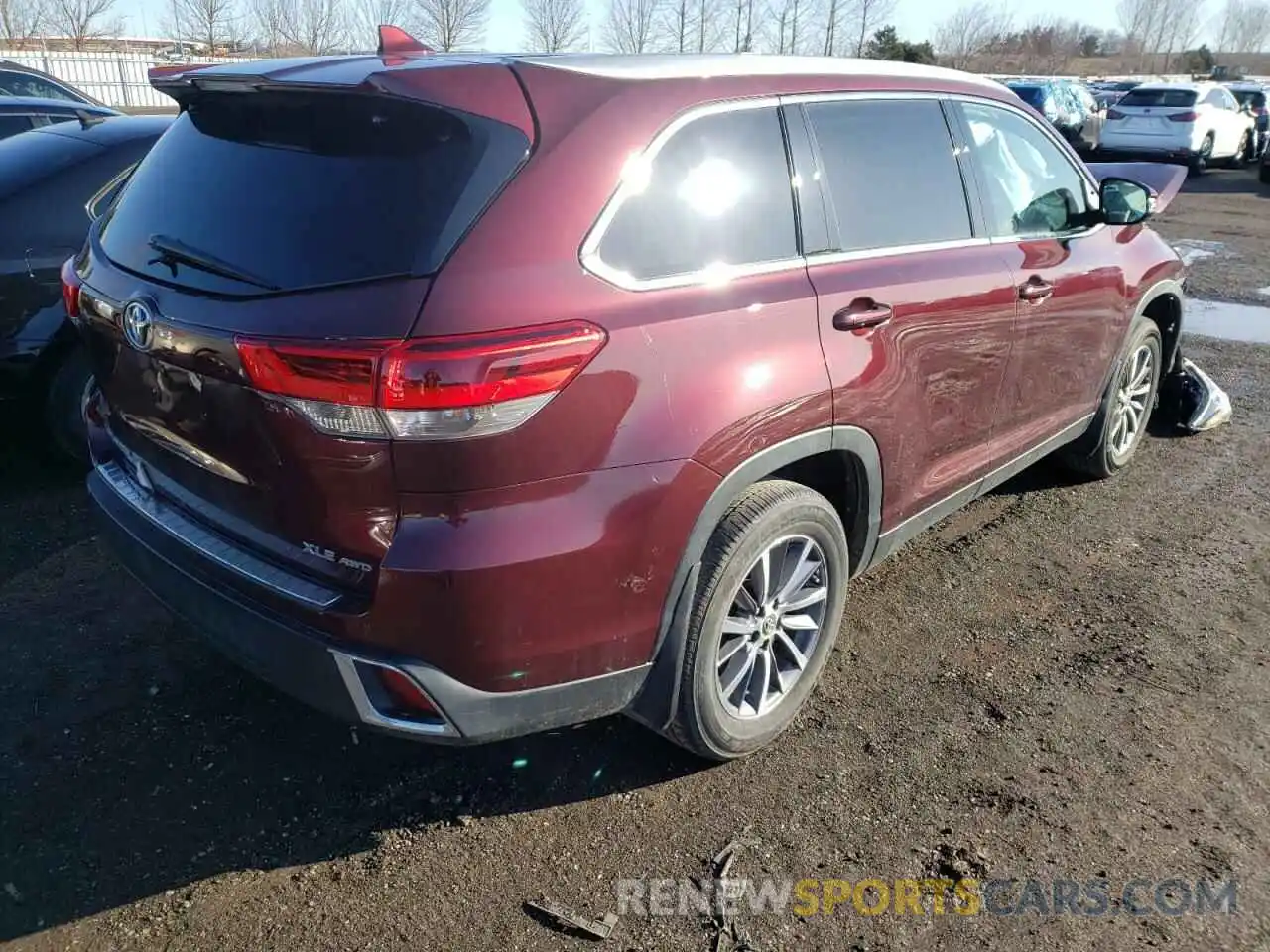 4 Photograph of a damaged car 5TDJZRFH9KS979321 TOYOTA HIGHLANDER 2019