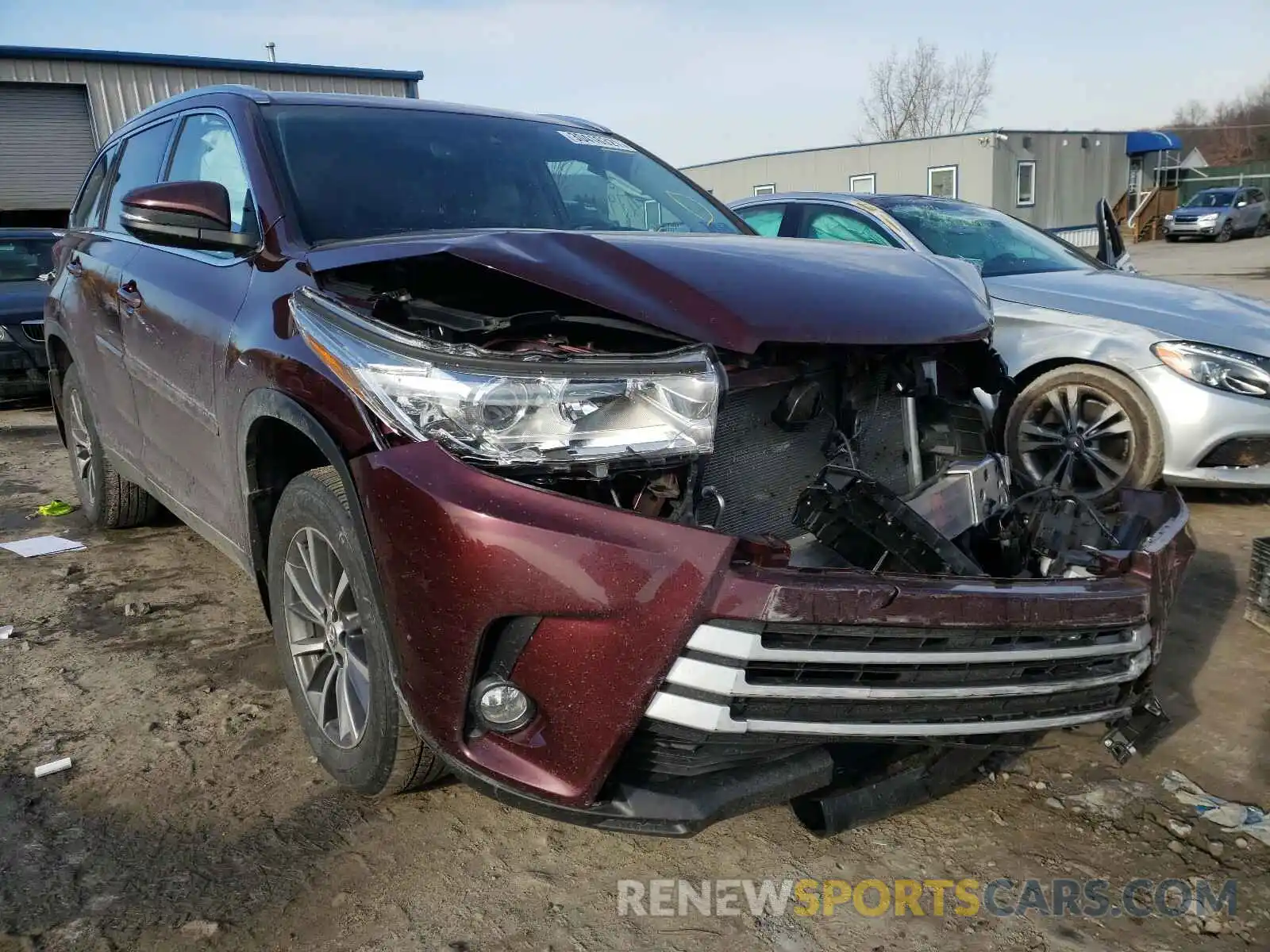 1 Photograph of a damaged car 5TDJZRFH9KS983949 TOYOTA HIGHLANDER 2019