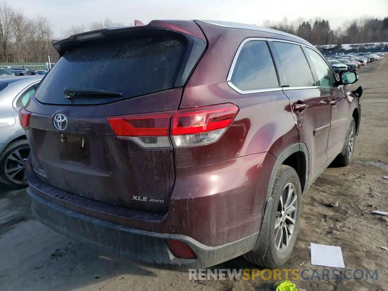 4 Photograph of a damaged car 5TDJZRFH9KS983949 TOYOTA HIGHLANDER 2019