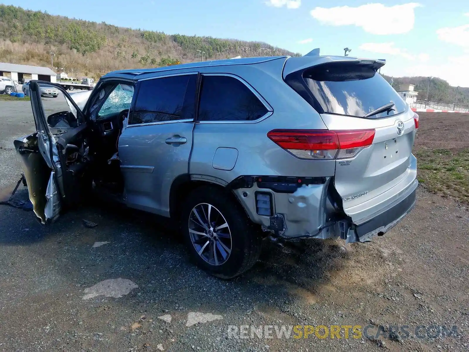 3 Photograph of a damaged car 5TDJZRFH9KS991663 TOYOTA HIGHLANDER 2019