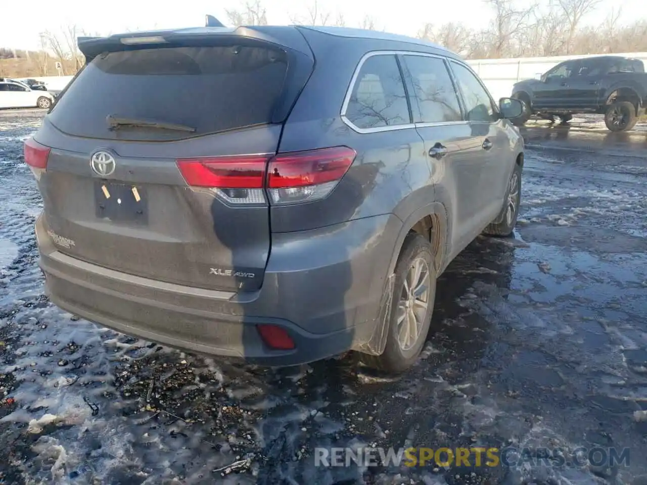 4 Photograph of a damaged car 5TDJZRFH9KS992506 TOYOTA HIGHLANDER 2019