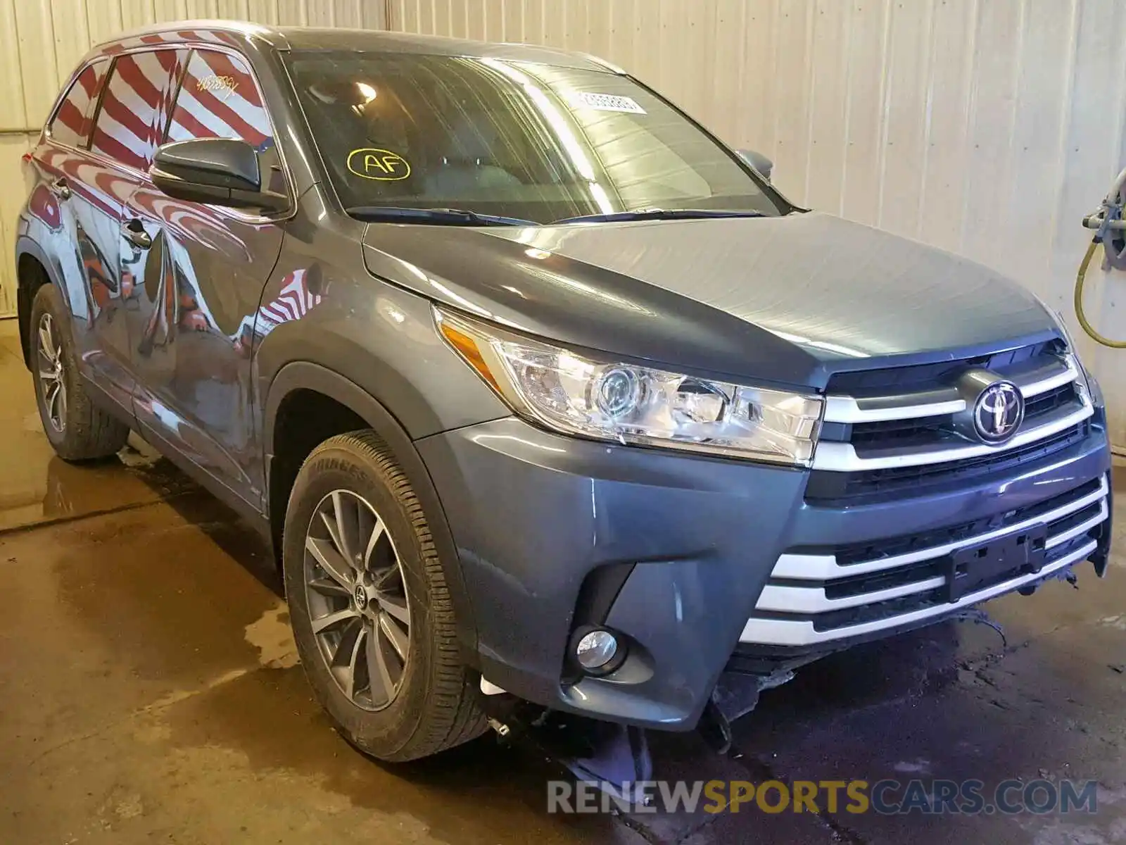 1 Photograph of a damaged car 5TDJZRFH9KS995051 TOYOTA HIGHLANDER 2019