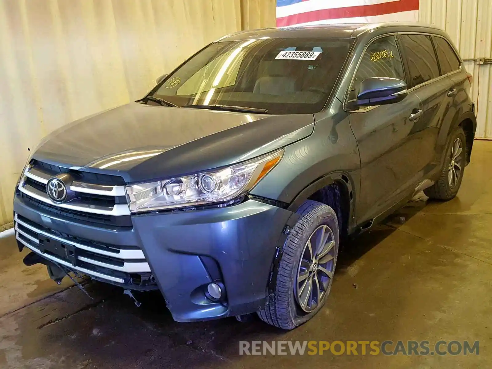 2 Photograph of a damaged car 5TDJZRFH9KS995051 TOYOTA HIGHLANDER 2019