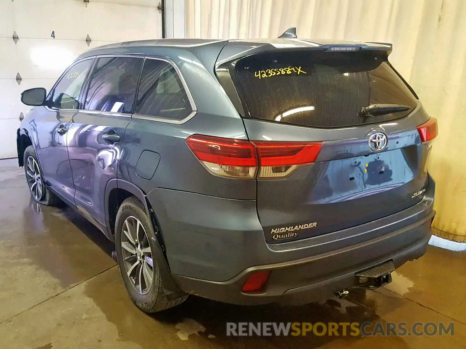 3 Photograph of a damaged car 5TDJZRFH9KS995051 TOYOTA HIGHLANDER 2019